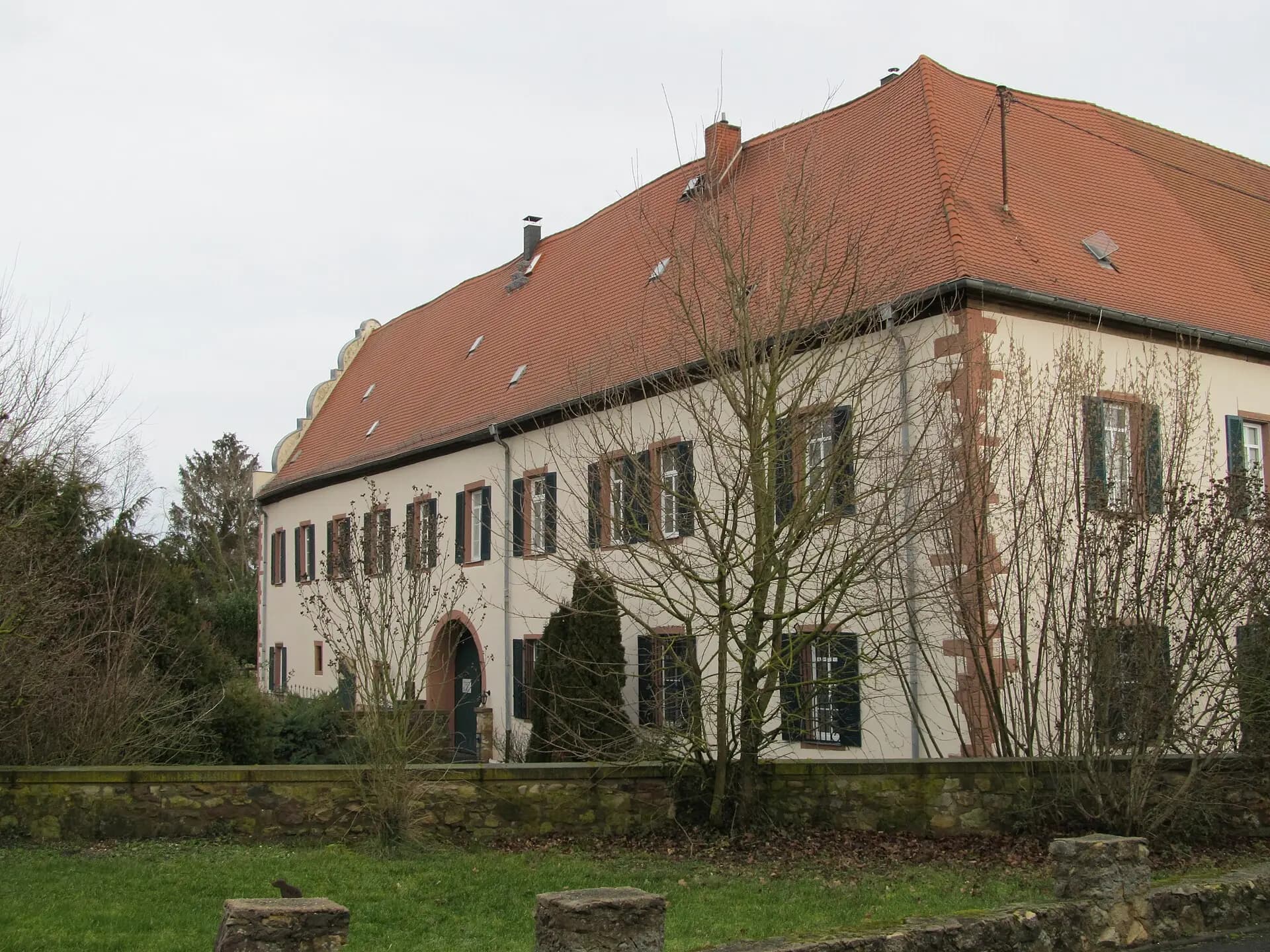 Hauptfassade des Deutschordensschlosses in Kloppenheim, Karben