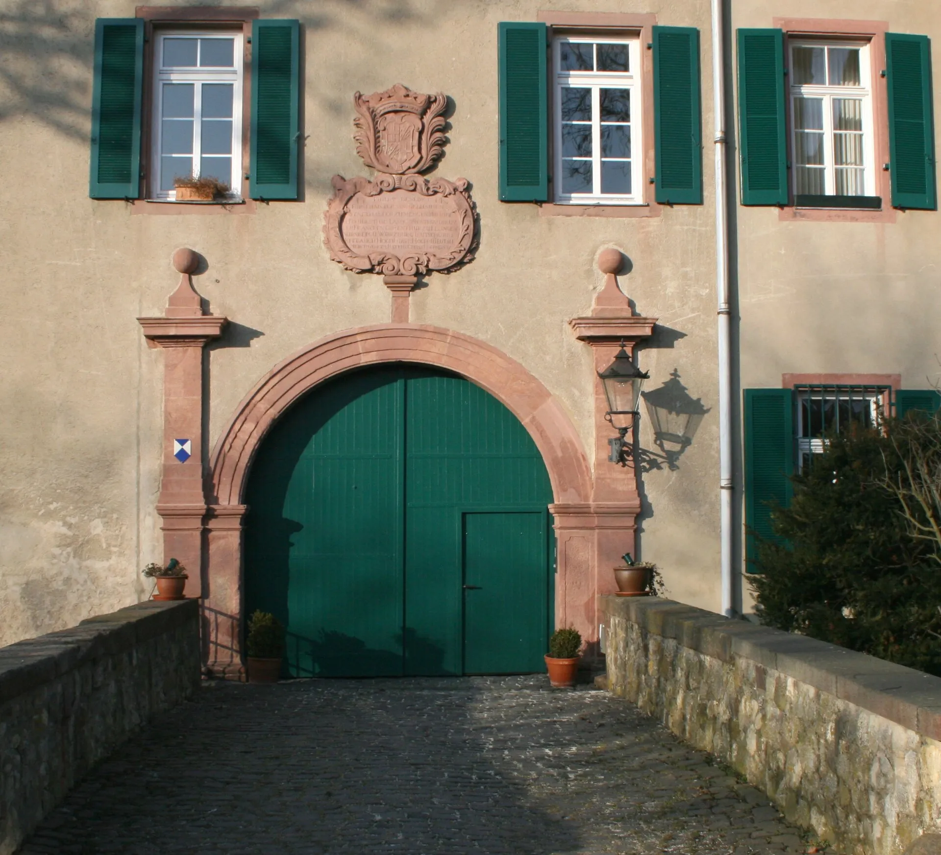 Wappenportal des Deutschordensschlosses in Kloppenheim, Karben