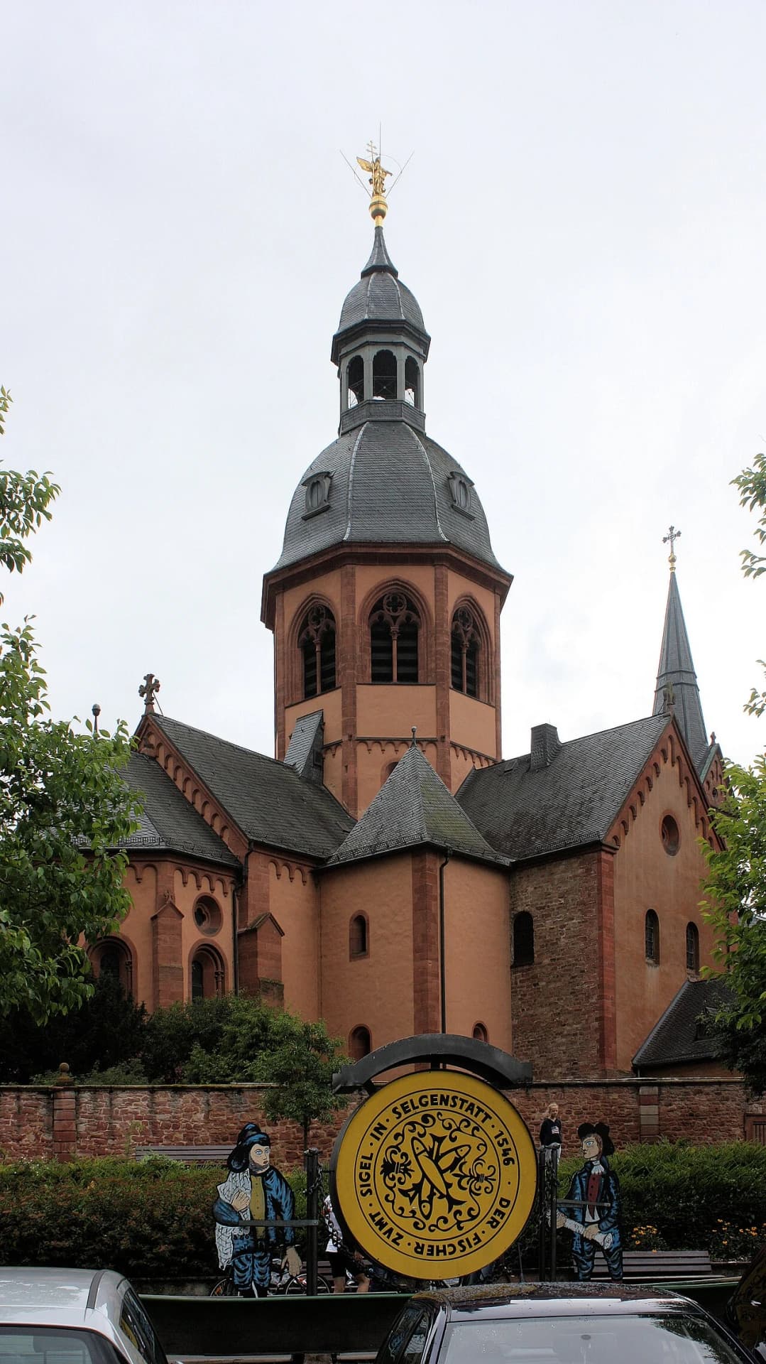 Einhardbasilika mit Sonnenuhr in Seligenstadt