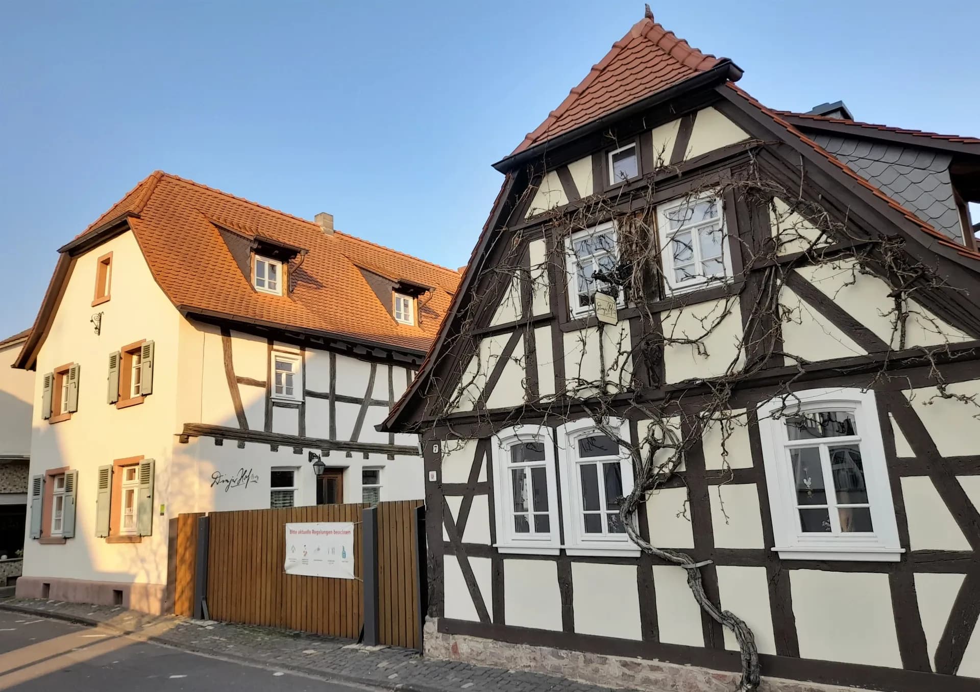 Fachwerkhäuser des Dinjer Hofs in der Pfarrgasse in Ober-Roden
