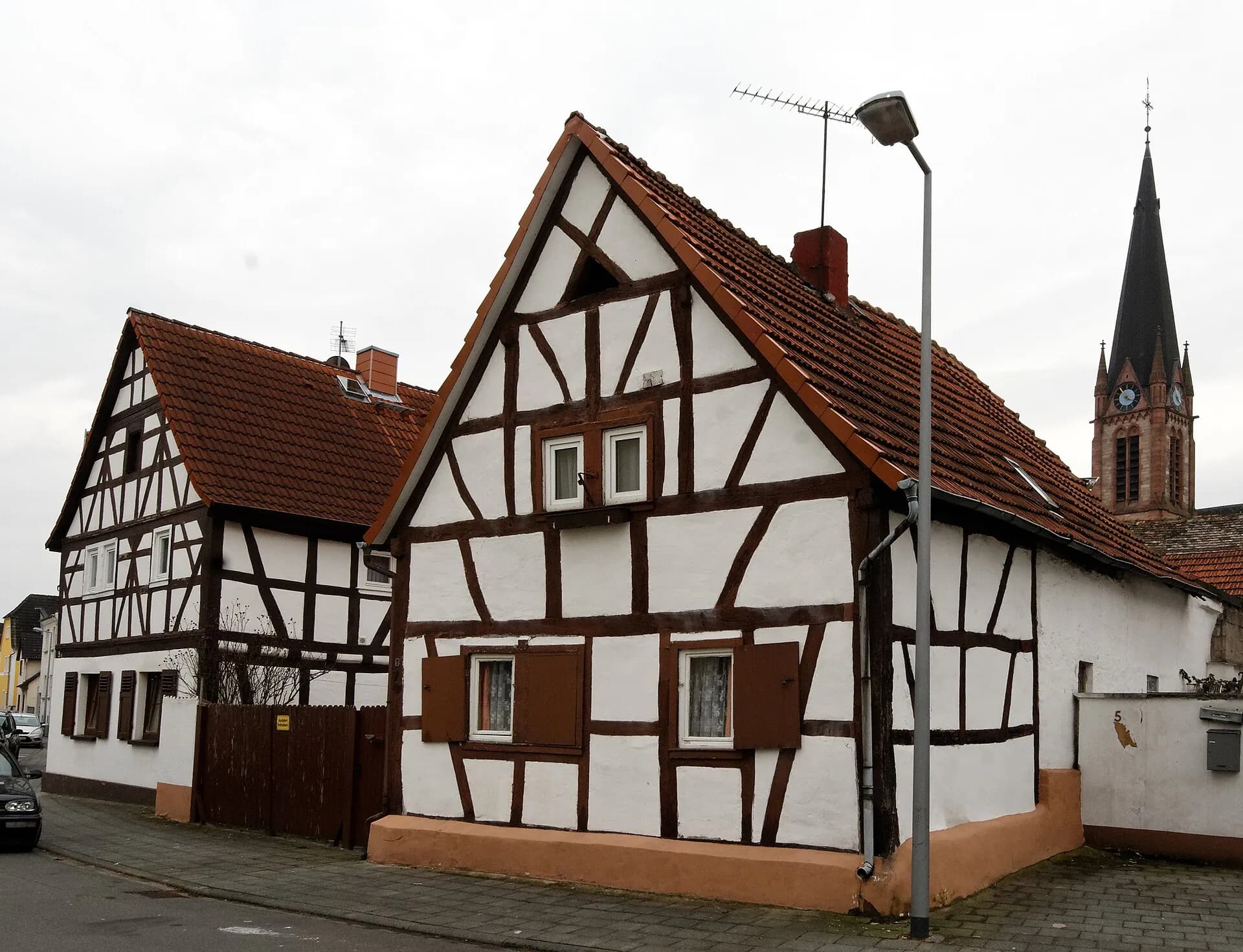 Häuserzeile der Dockendorffstraße mit Kirchturm in Ober-Roden