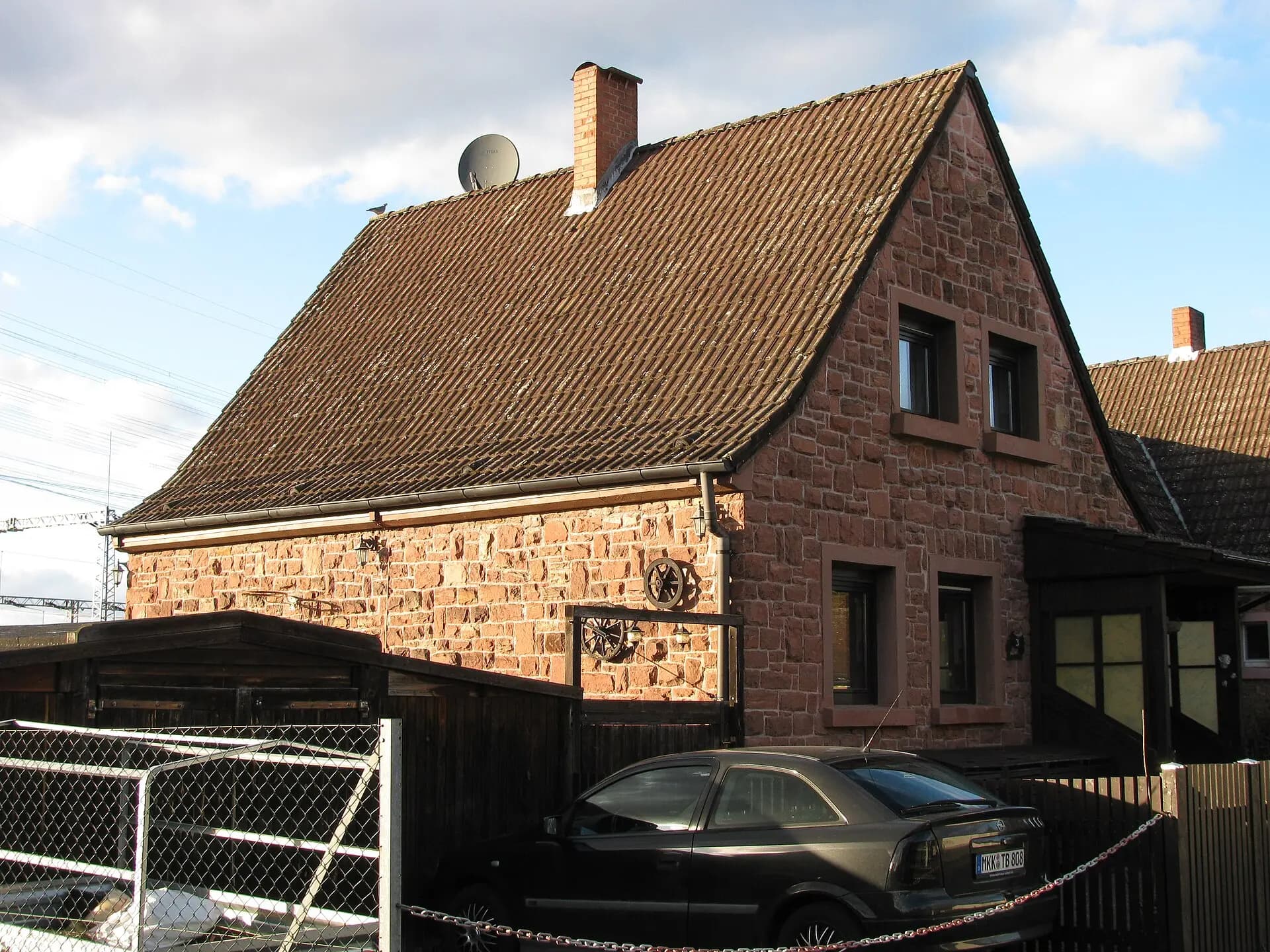 Giebelseite des Sandsteinhauses Auf der Burg 3 in Maintal-Dörnigheim