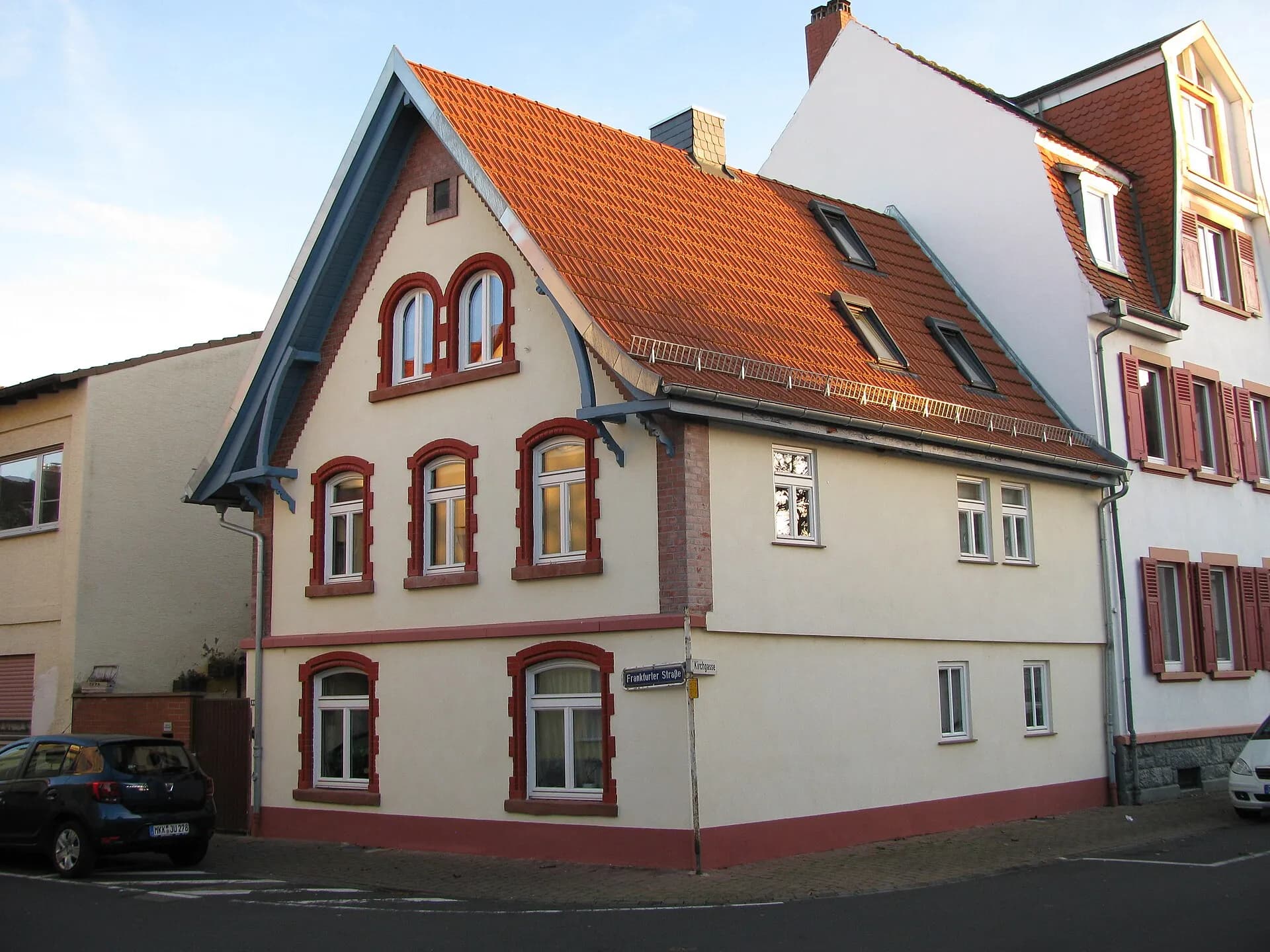 Eckhaus mit roten Rundbogenfenstern Frankfurter Straße 25 in Maintal-Dörnigheim