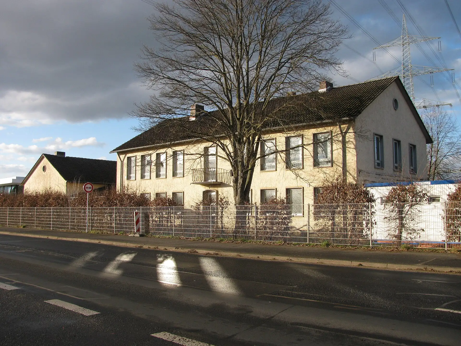 Wohnhaus hinter altem Baum an der Kesselstädter Straße 51 in Maintal-Dörnigheim