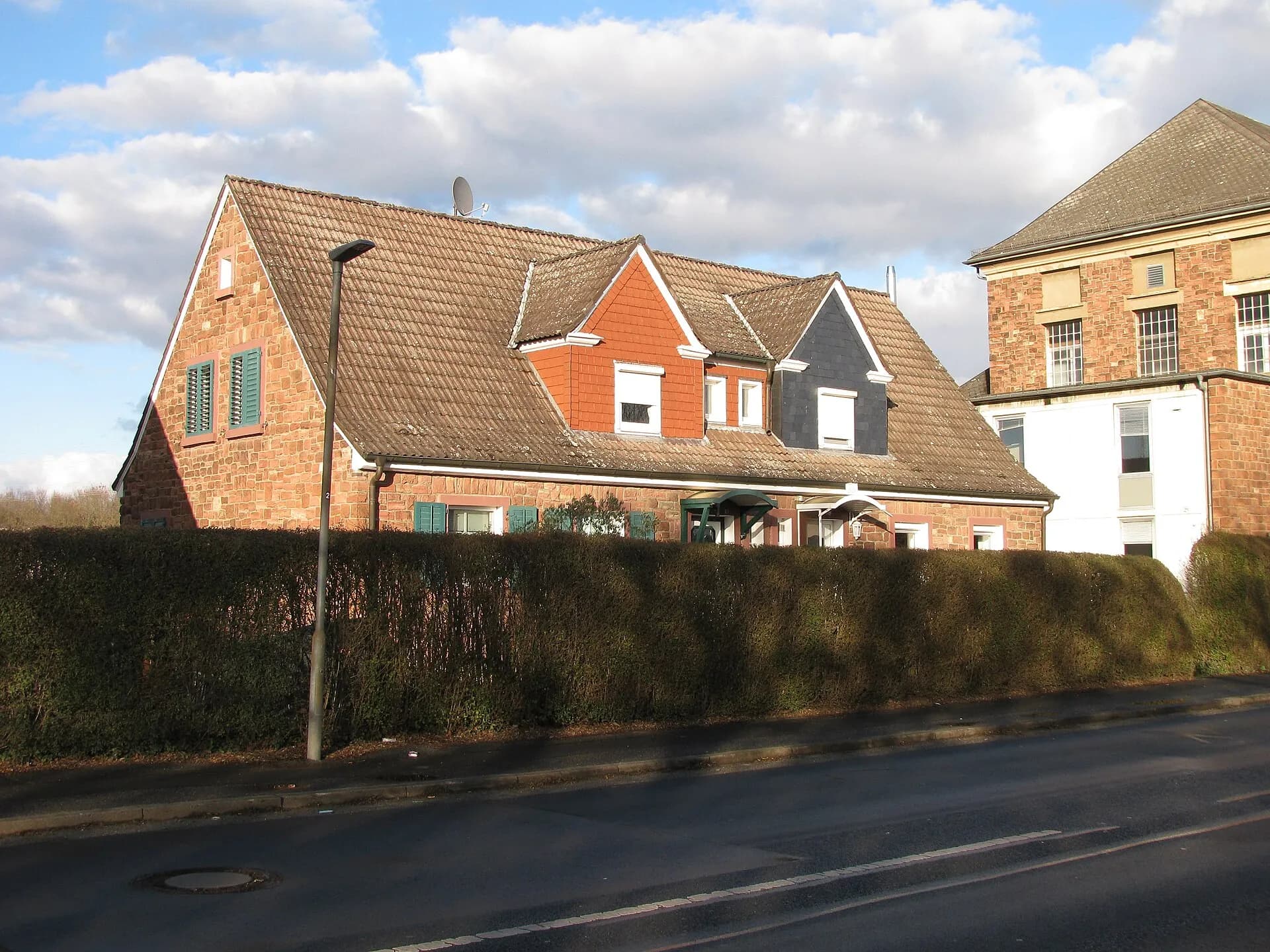 Sandsteinhaus mit zwei Zwerchgiebeln Kesselstädter Straße 61 und 63 in Maintal-Dörnigheim