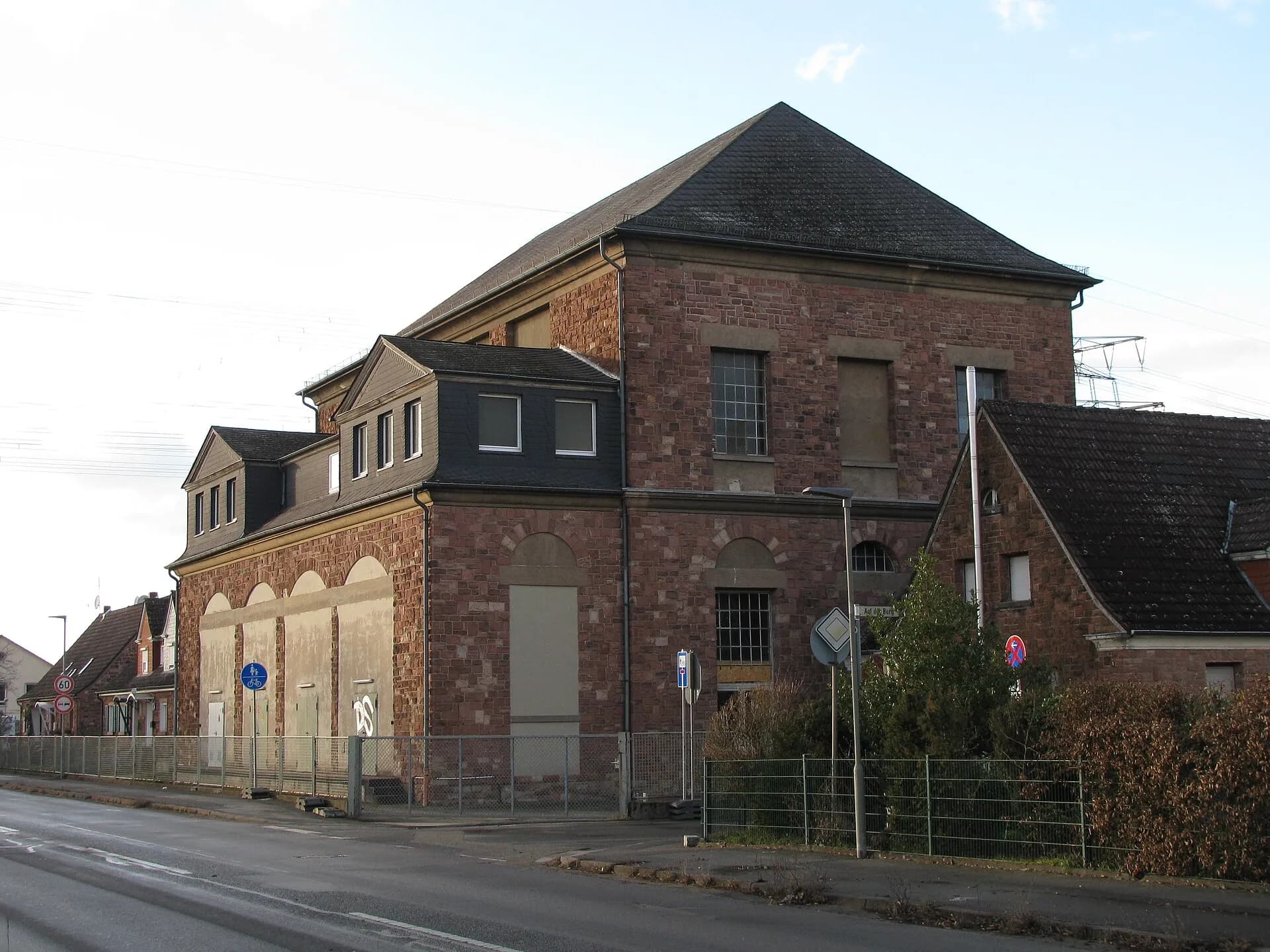 Straßenseite des ehemaligen Werksgebäudes Kesselstädter Straße 65 in Maintal-Dörnigheim