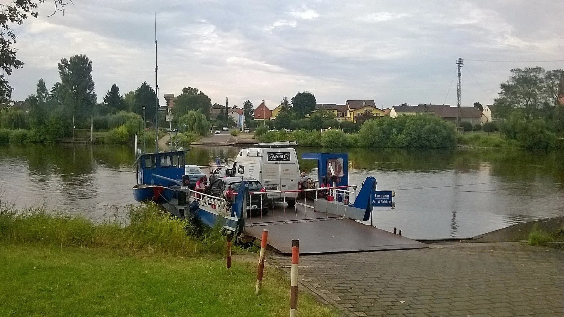 Mainfähre am Anleger in Maintal-Dörnigheim