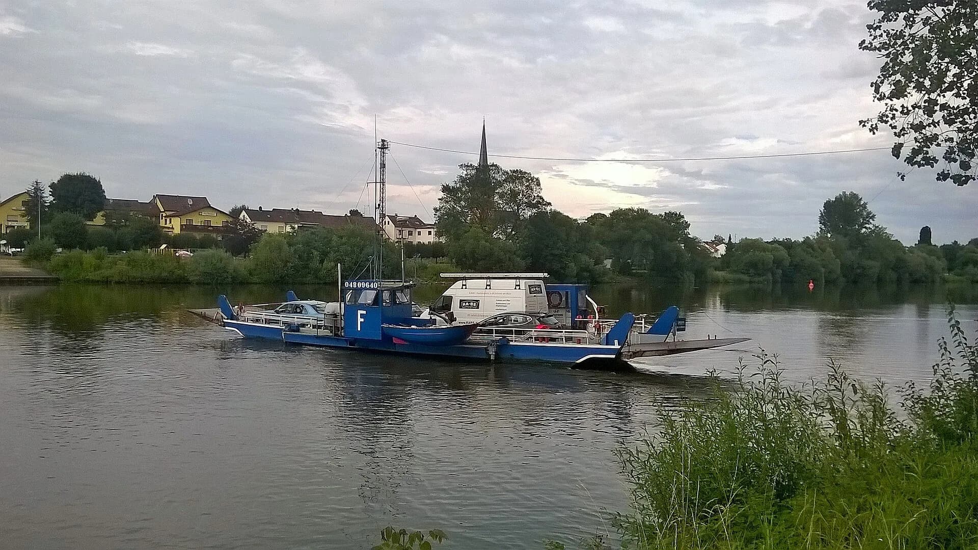 Mainfähre bei der Überfahrt vor Maintal-Dörnigheim