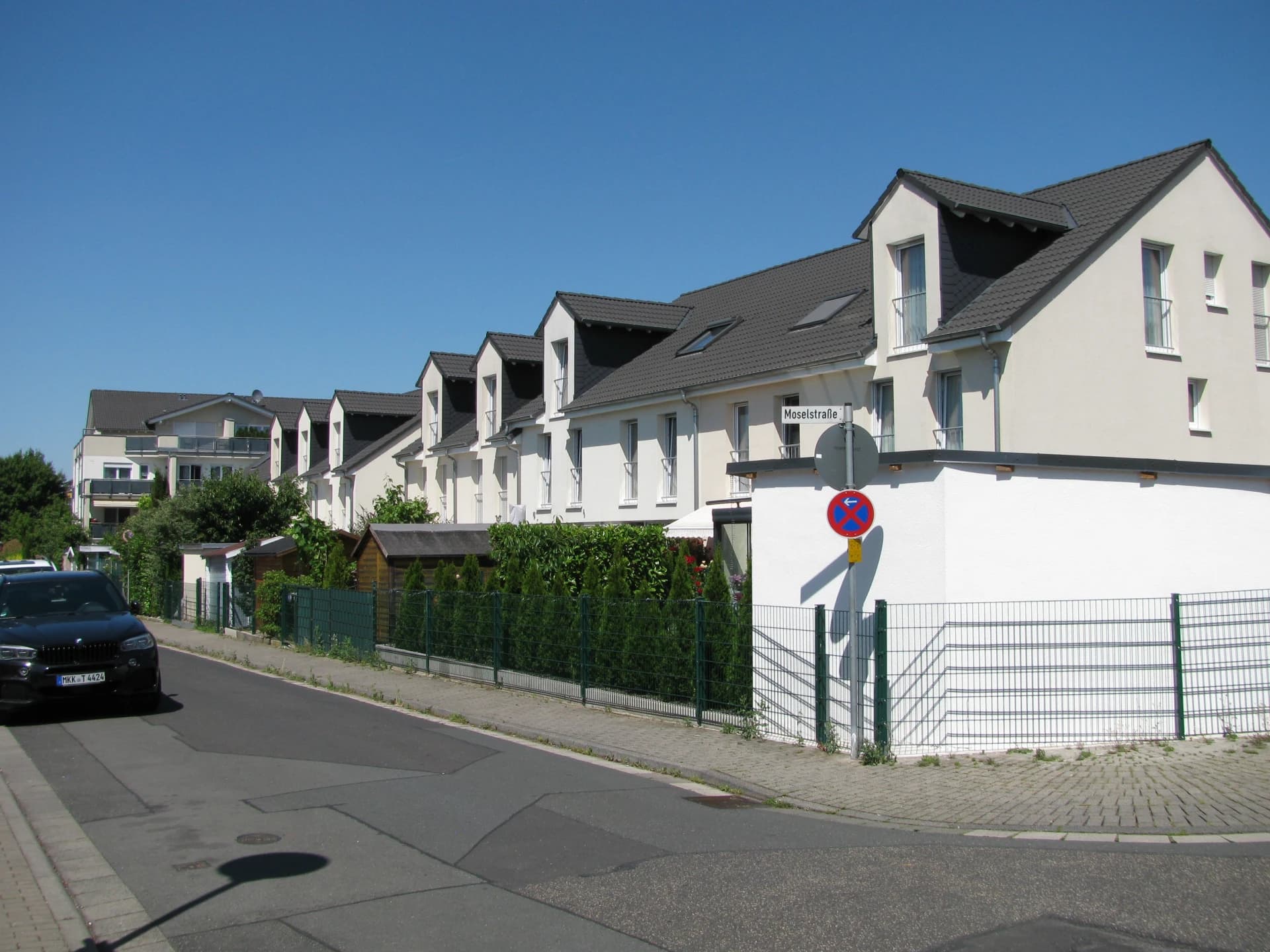 Reihenhauszeile an der Odenwaldstraße in Maintal-Dörnigheim