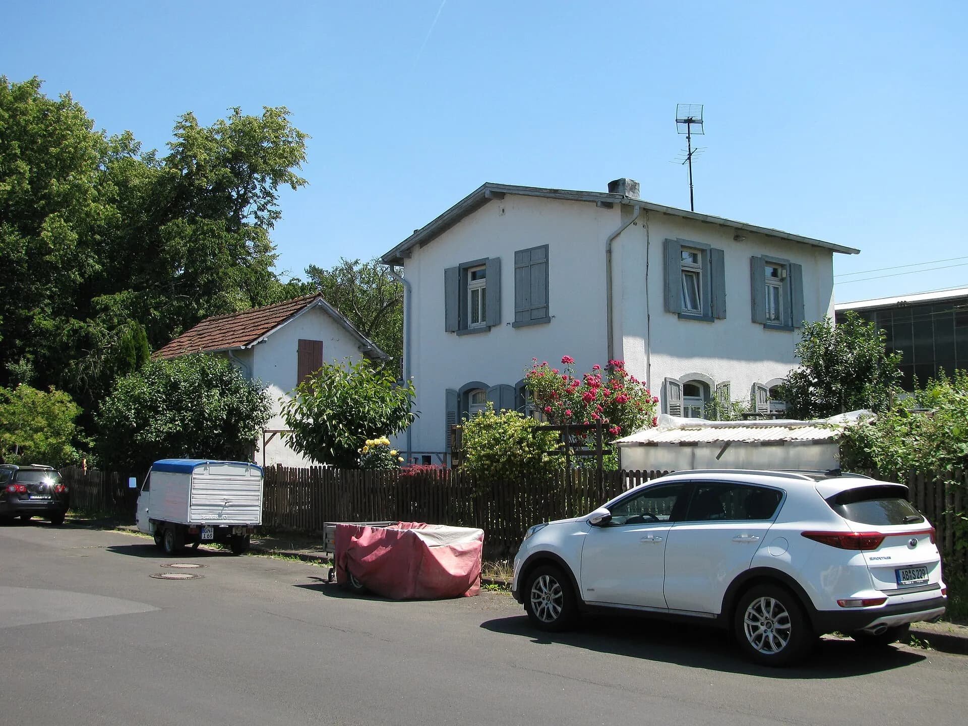 Wohnhaus mit Fensterläden Philipp-Reis-Straße 4 in Maintal-Dörnigheim