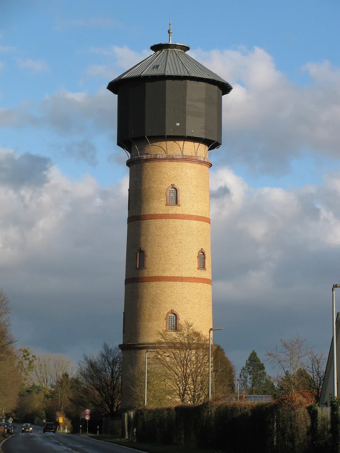 Wasserturm an der Straße bei der Kläranlage in Maintal-Dörnigheim
