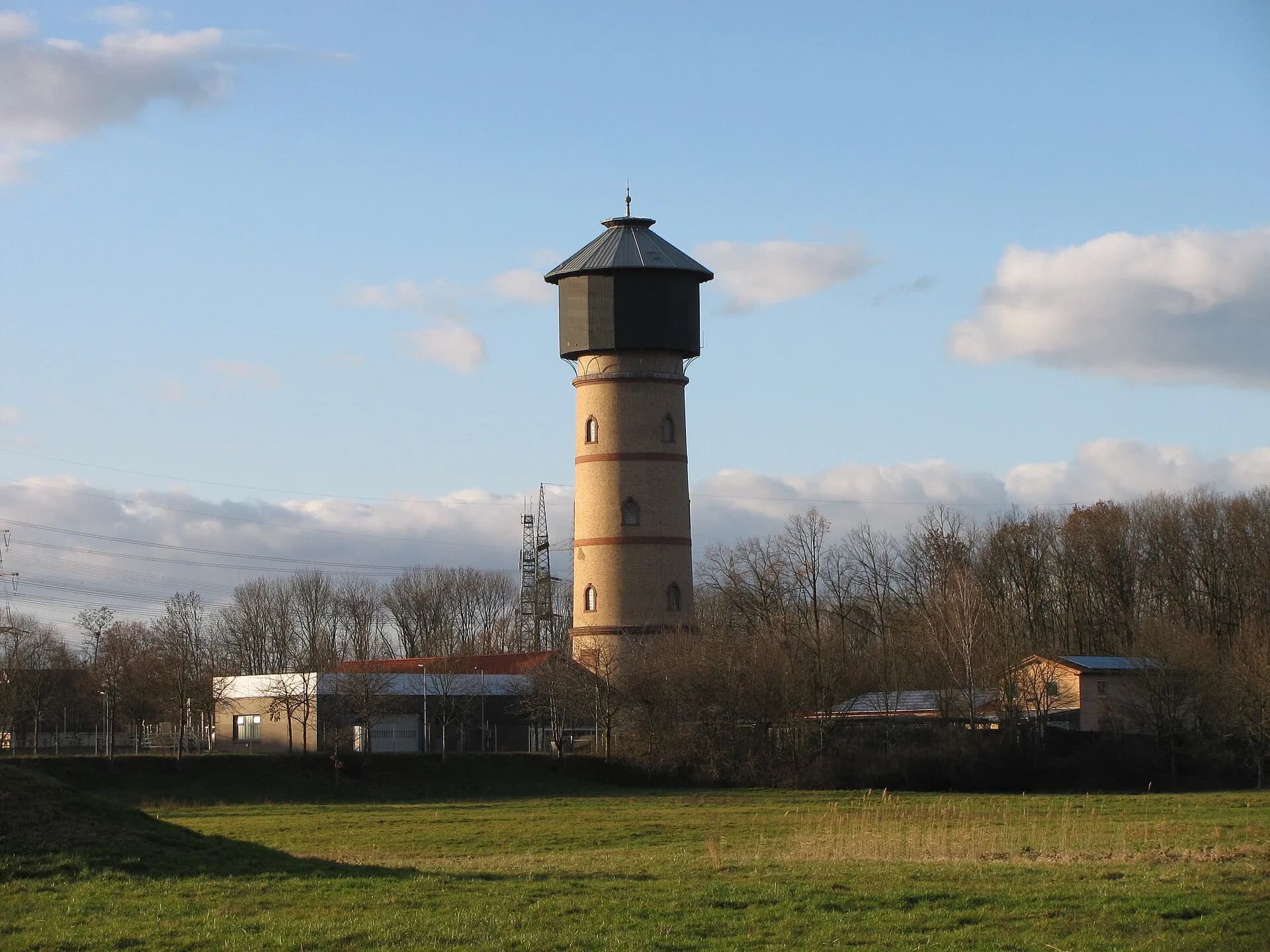 Wasserturm hinter einer Wiese in Maintal-Dörnigheim