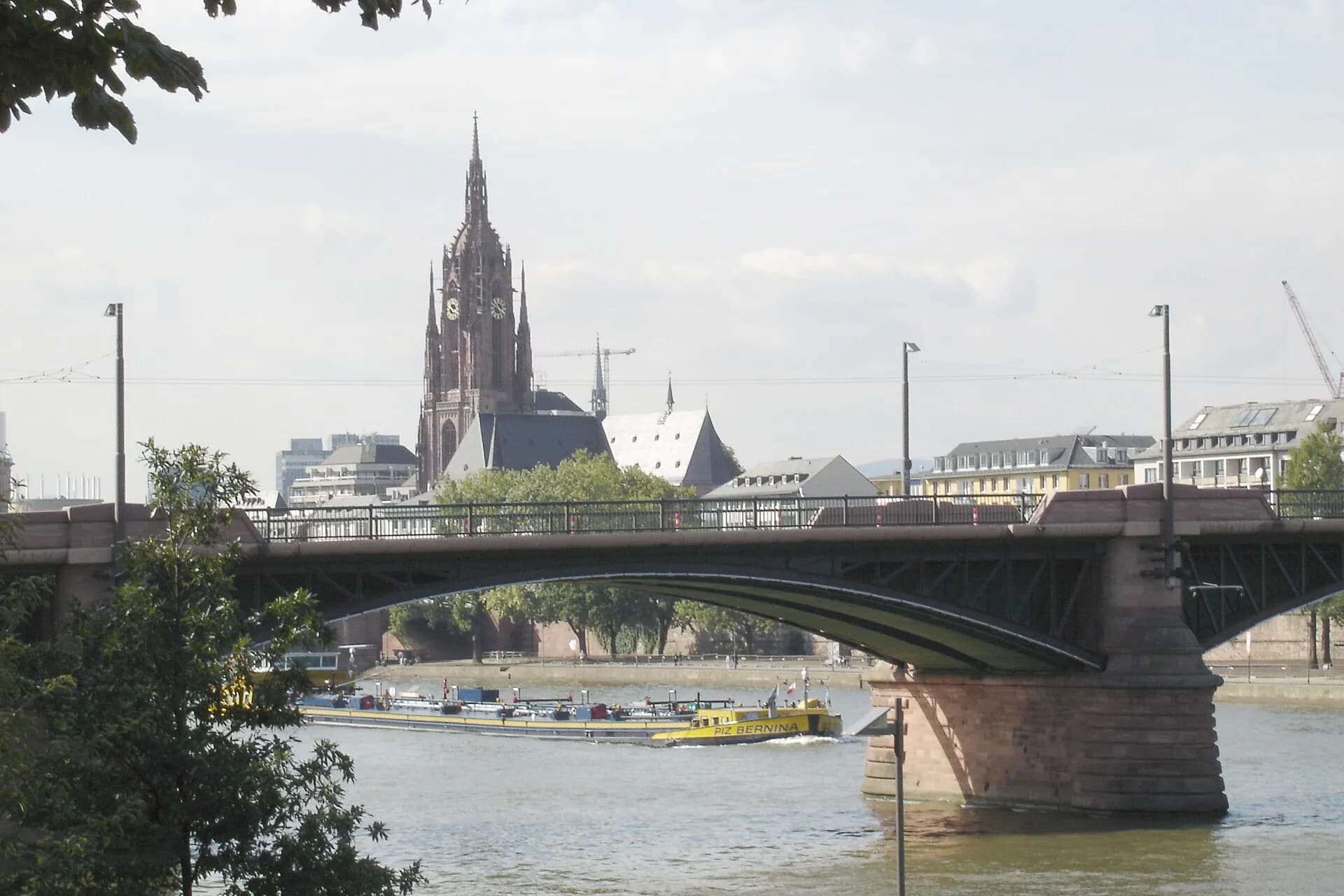 Blick über den Main auf den Frankfurter Dom
