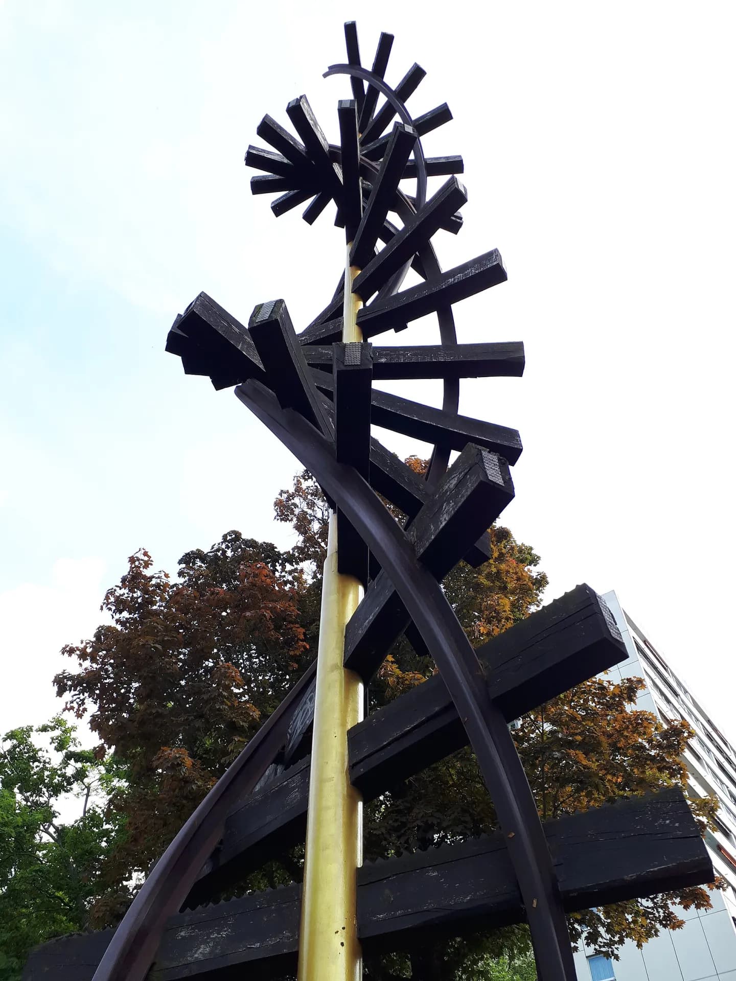 Doppelhelix-Skulptur aus der Untersicht in Offenbach-Hafen