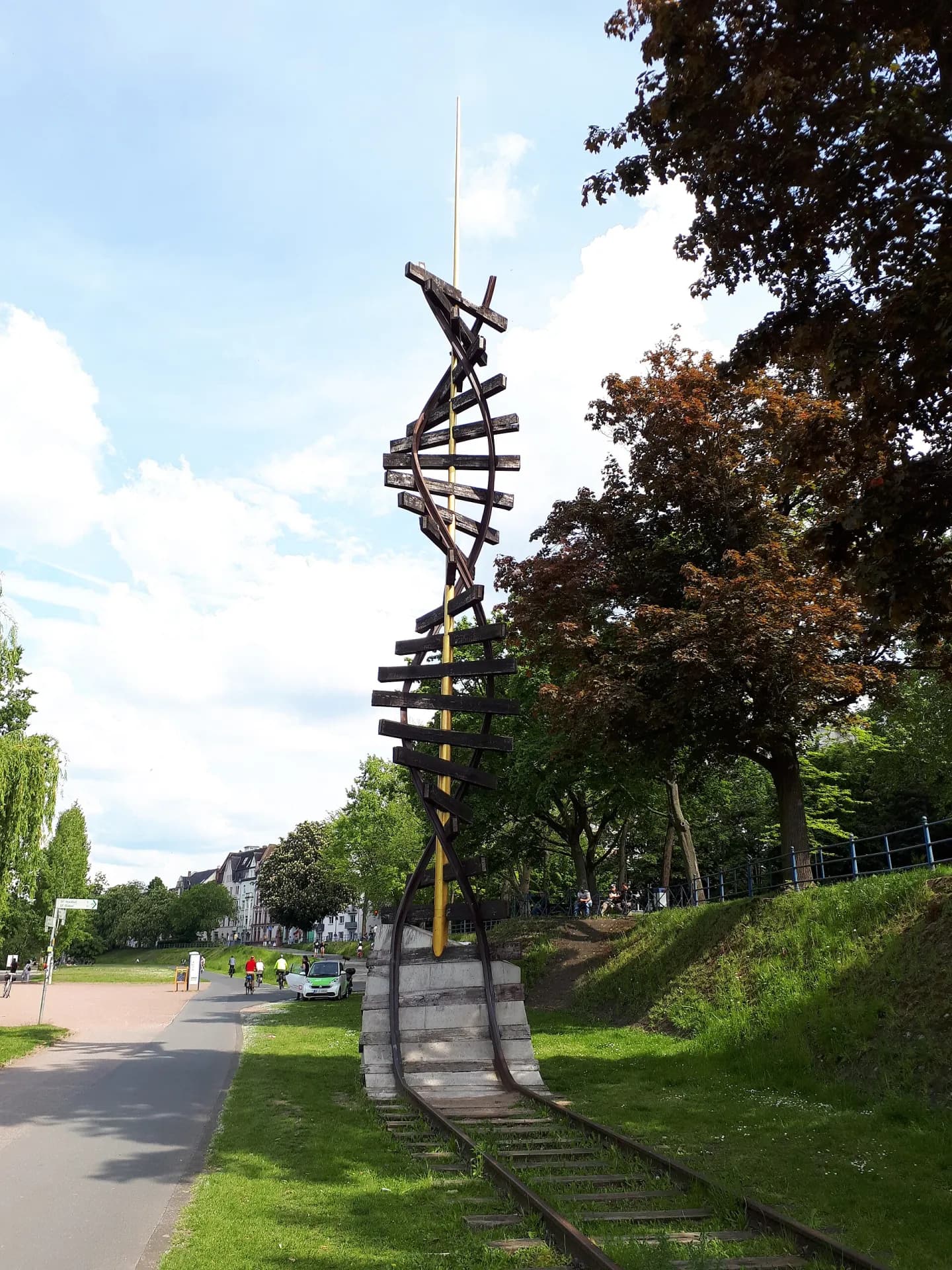 Skulptur Doppelhelix in Offenbach-Hafen