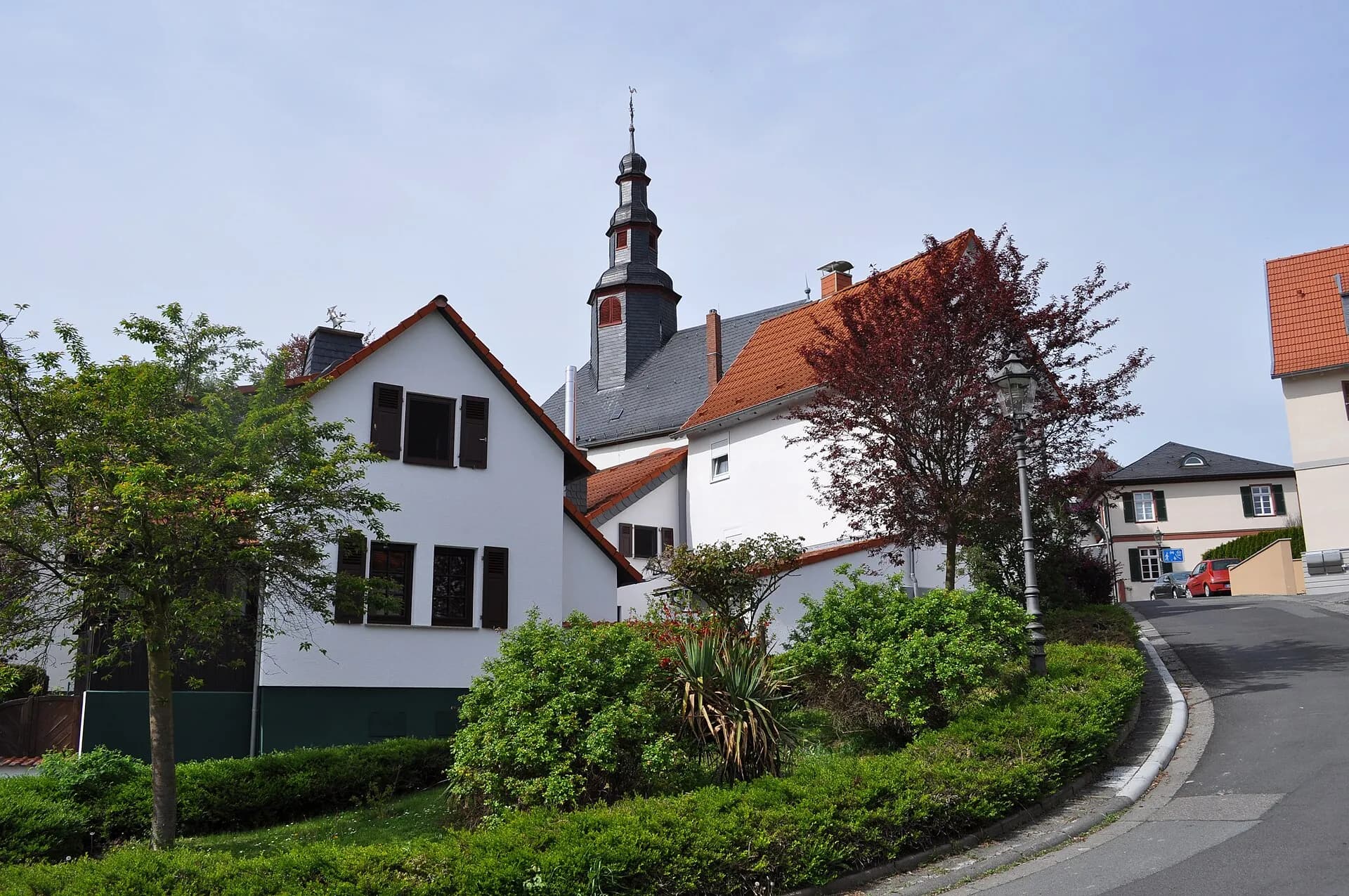 Dorfansicht mit Kirchturm in Bad Vilbel-Dortelweil