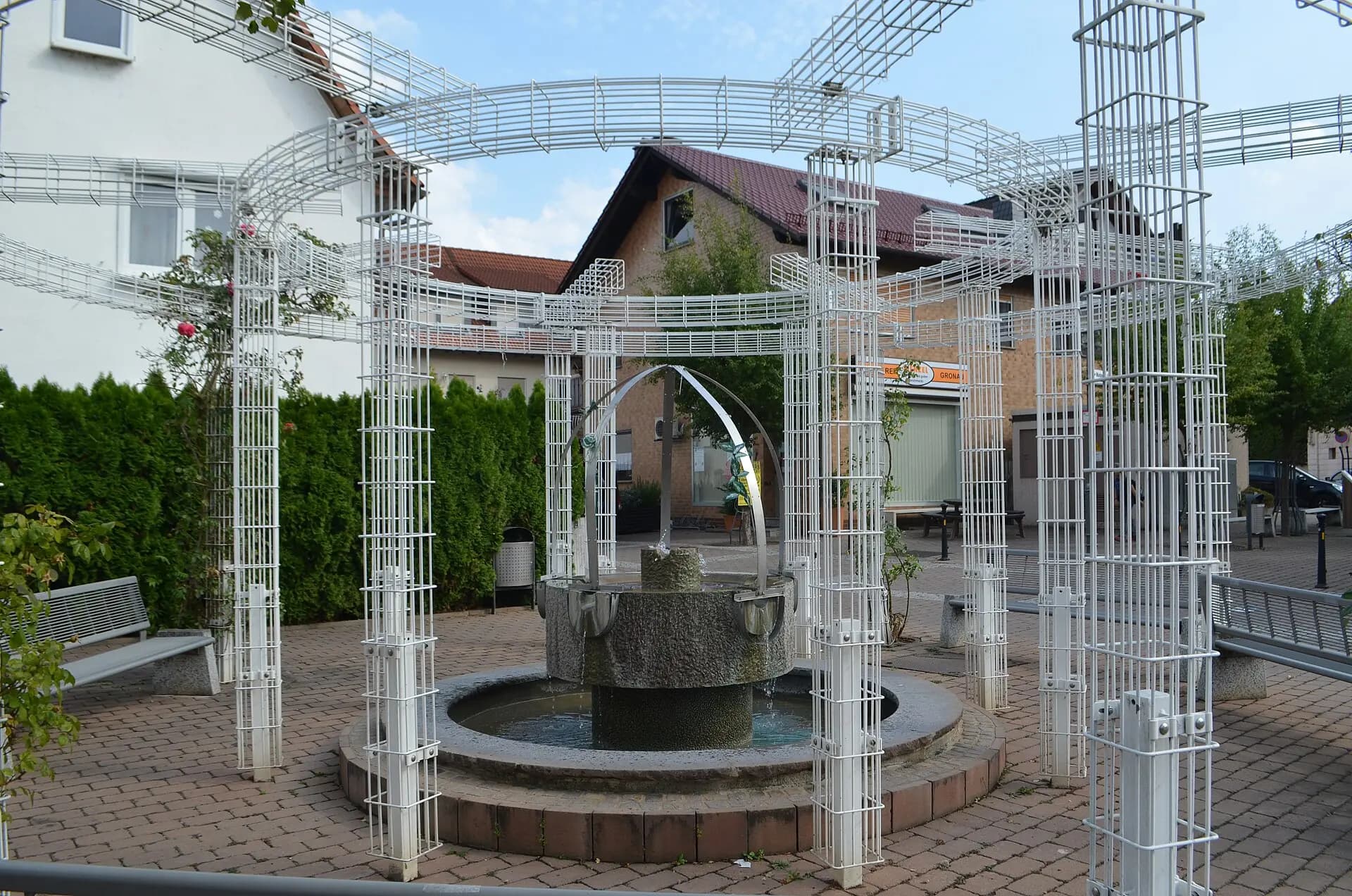Dorfbrunnen unter der Pergola in der Backhausstraße in Gronau