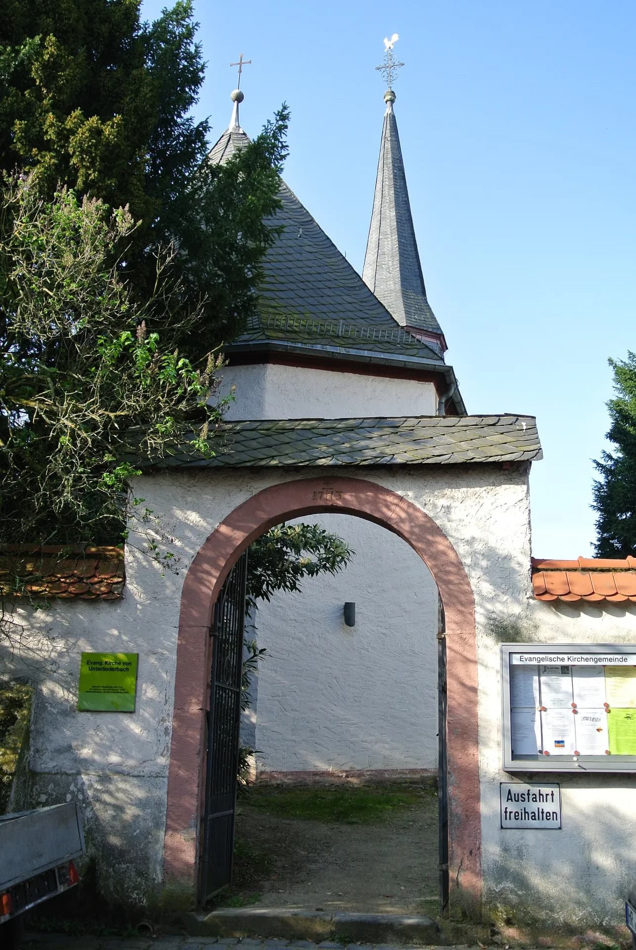 Torbogen am Kirchhof der Dorfkirche in Frankfurt-Unterliederbach