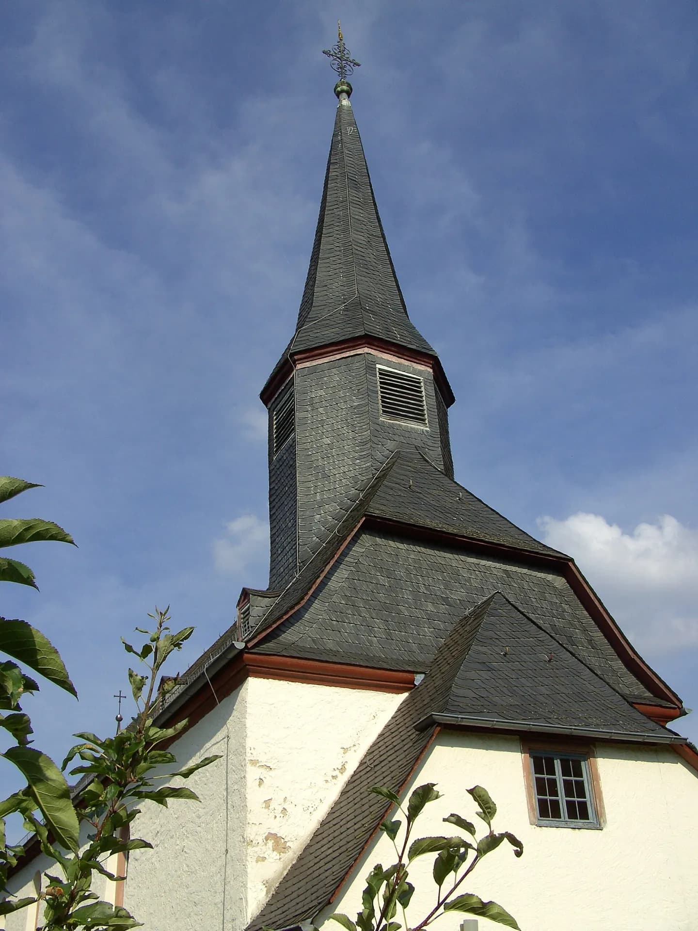 Turm der Dorfkirche in Frankfurt-Unterliederbach