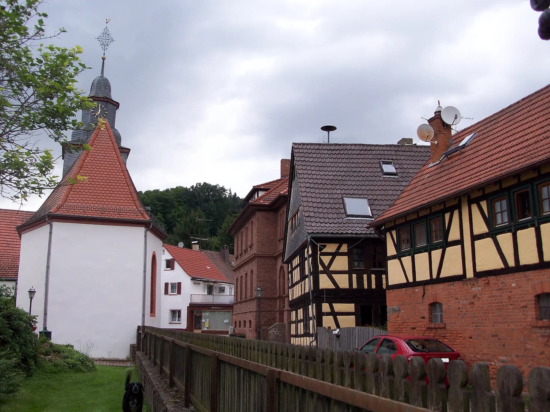 Dorfstraße mit Kirche in Wald-Amorbach in Breuberg