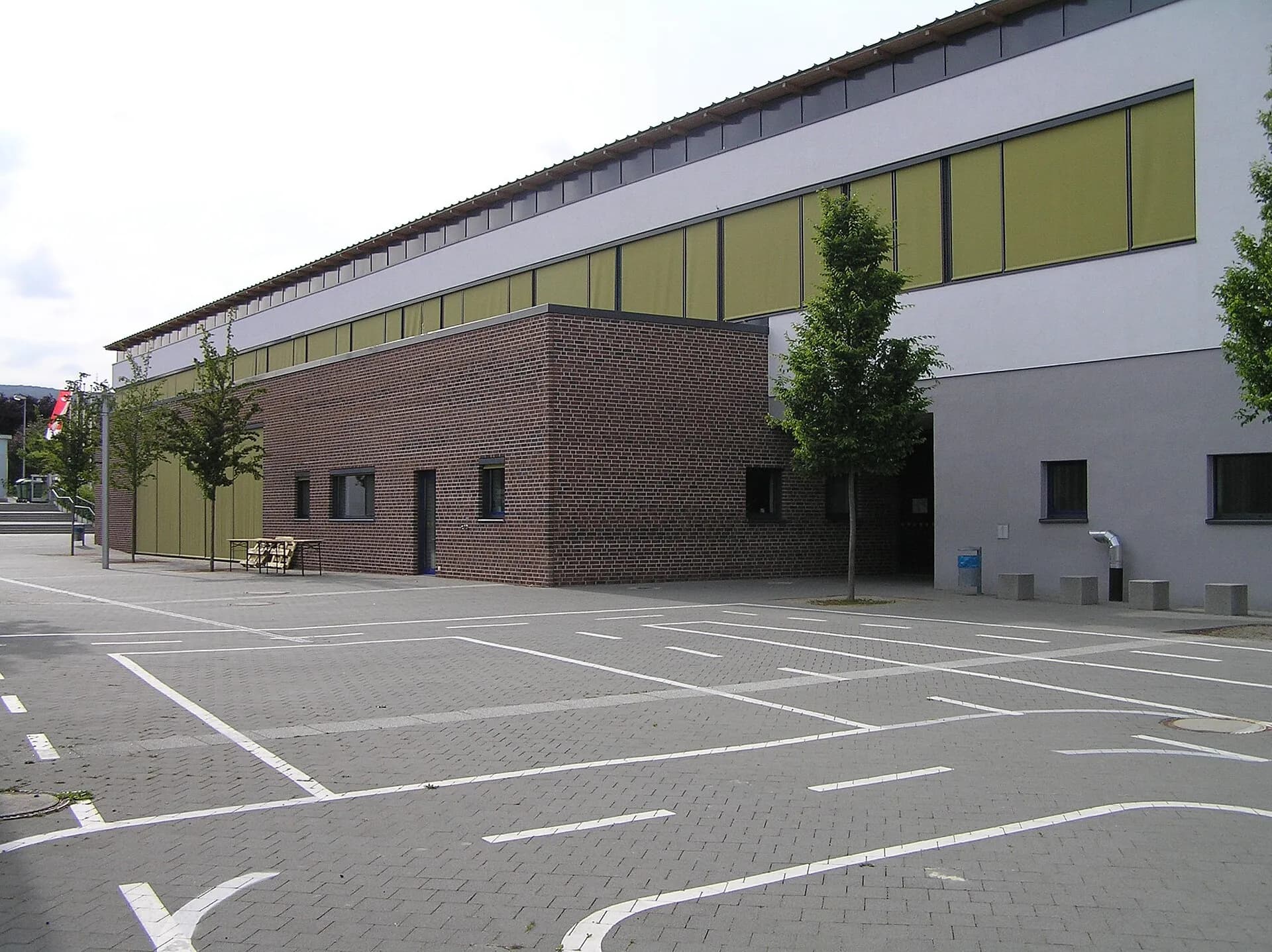 Dornbachschule in Oberursel-Oberstedten vom Schulhof aus