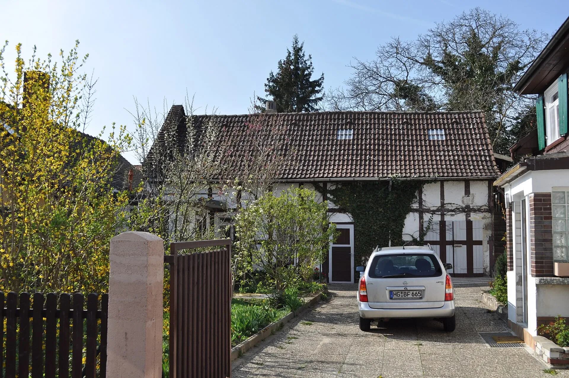 Fachwerkhaus mit Scheunentor an der Dornholzhäuser Straße in Bad Homburg-Dornholzhausen