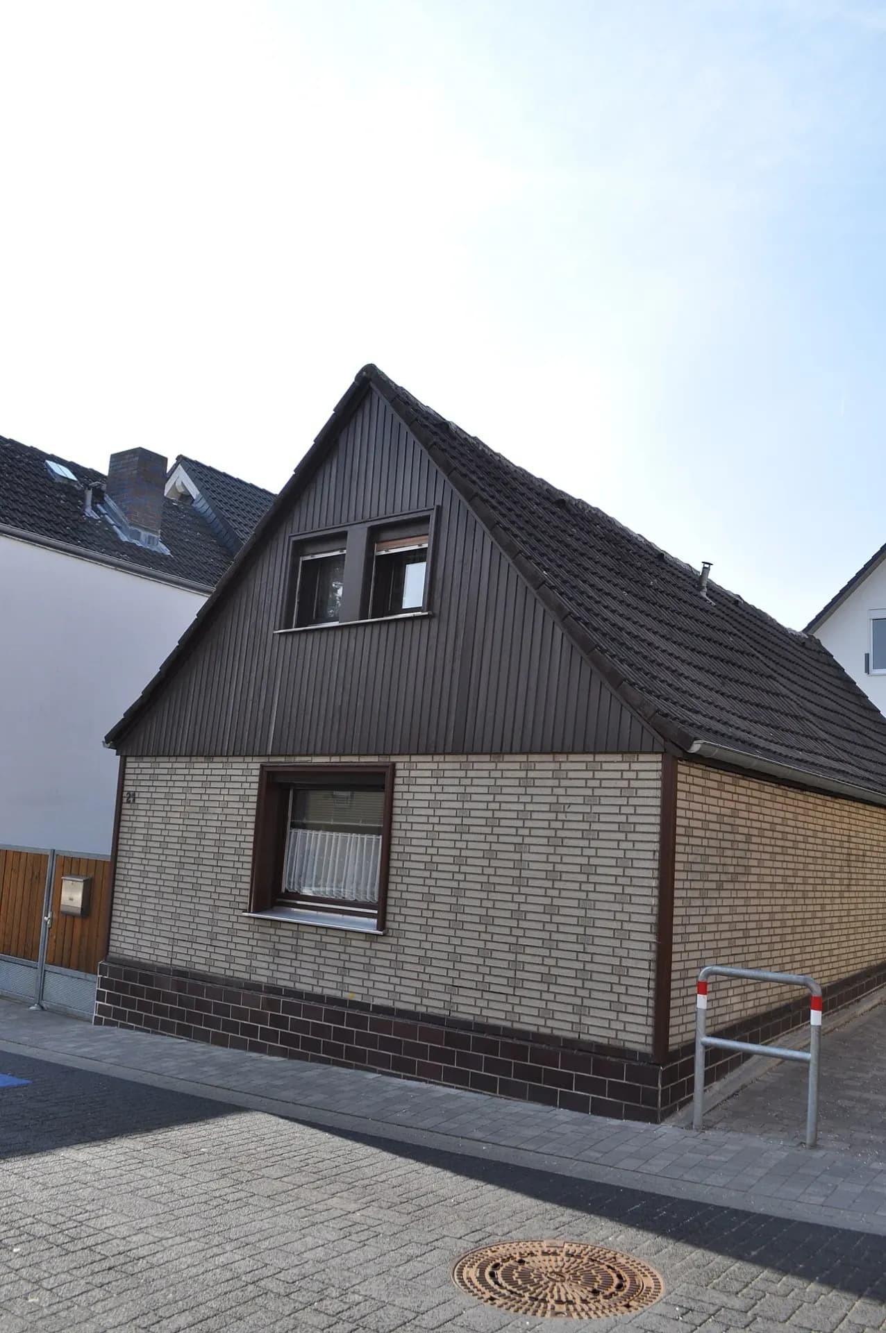Klinkerhaus mit verkleidetem Giebel an der Dornholzhäuser Straße in Bad Homburg-Dornholzhausen