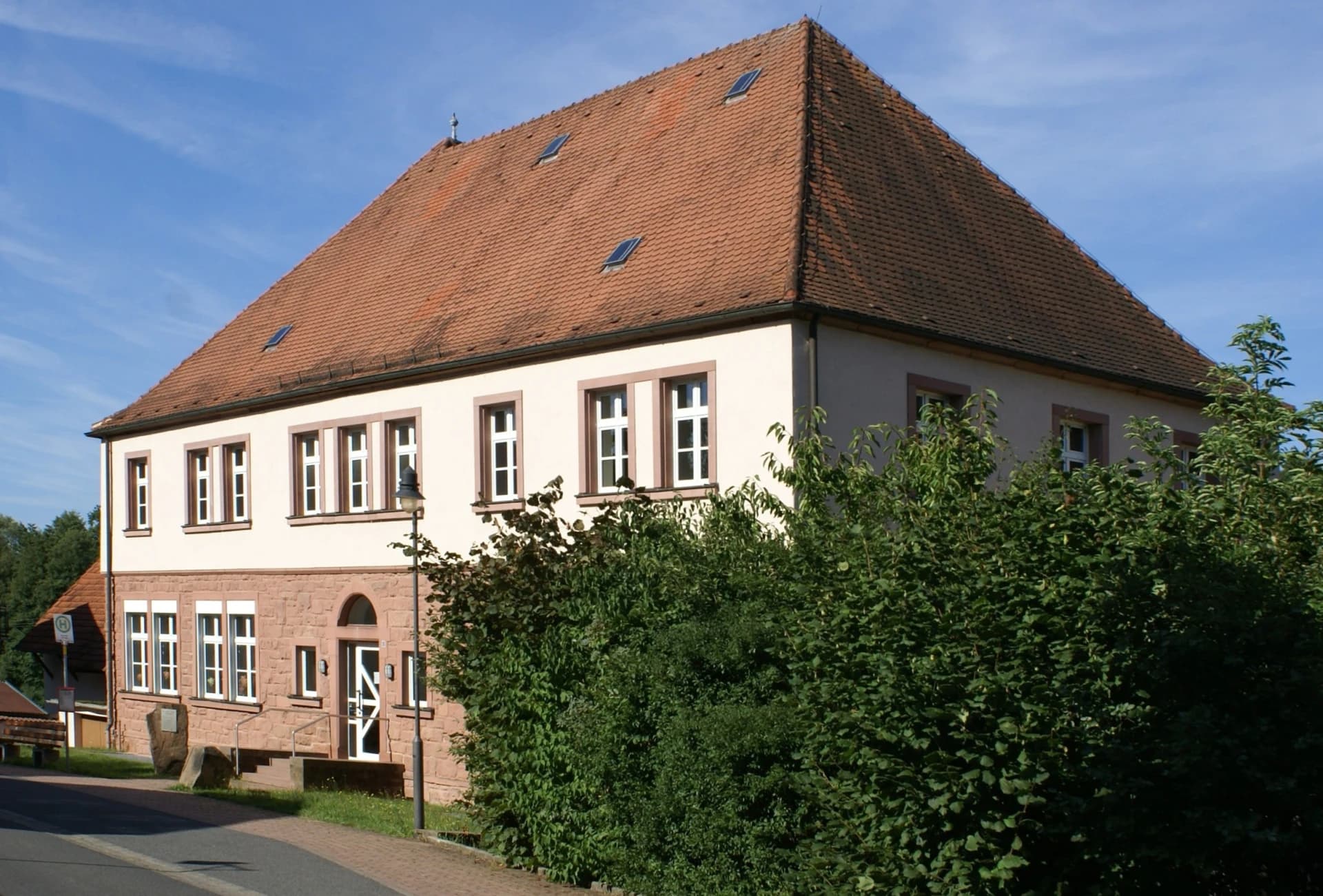 Dr.-Karl-Staab-Schulhaus in der Kirchstraße in Kleinkahl
