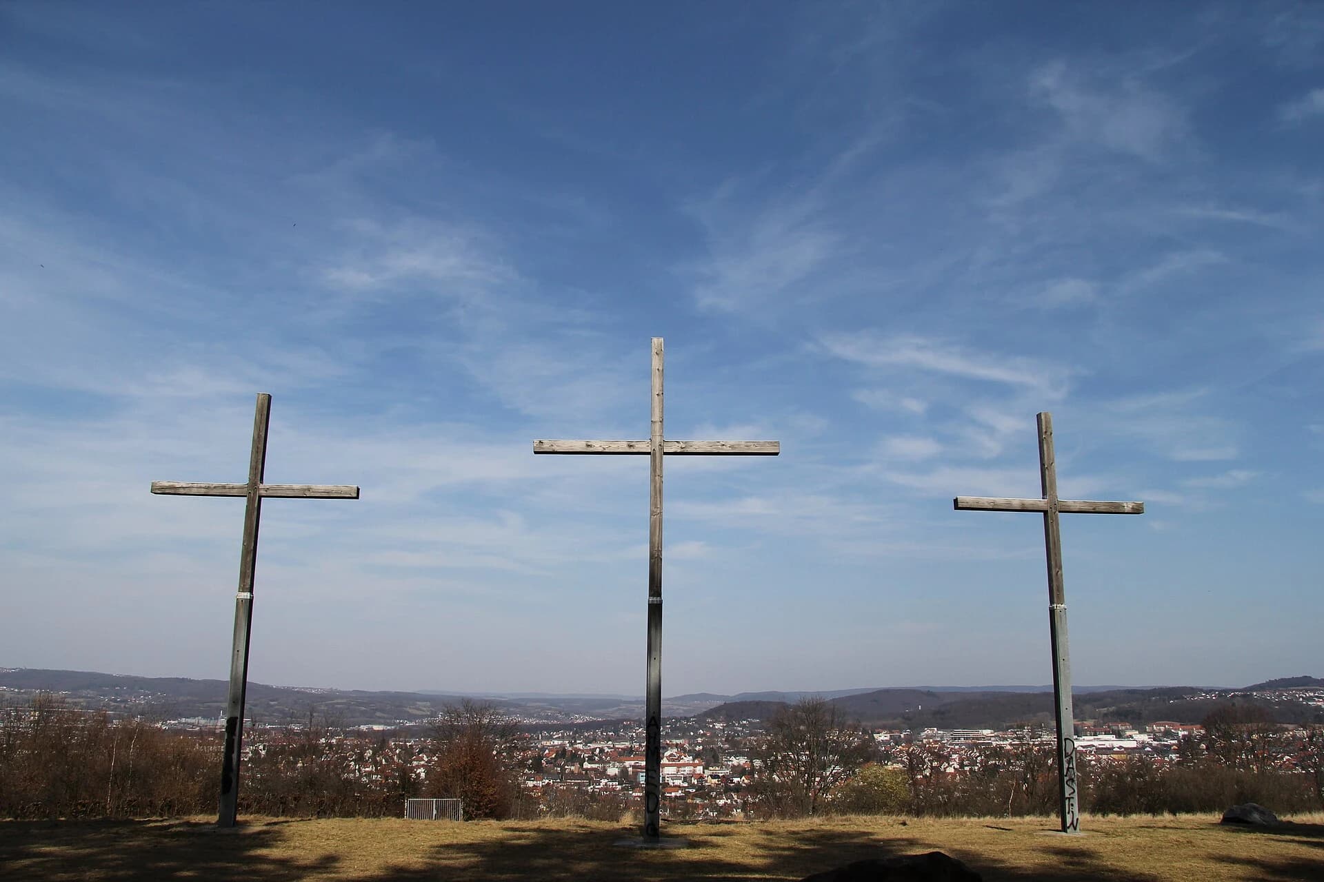 Drei Kreuze oberhalb von Aschaffenburg-Schweinheim