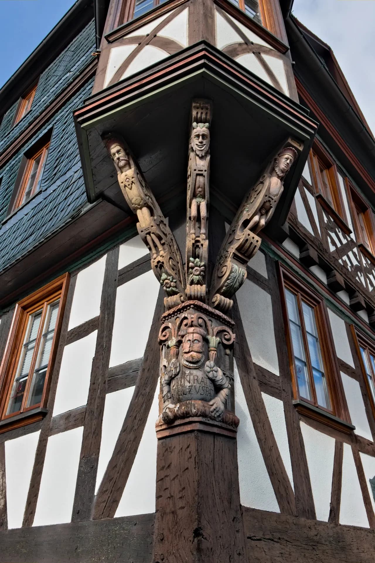 Geschnitzte Ritterfiguren am Haus Drei Ritter in Kronberg im Taunus