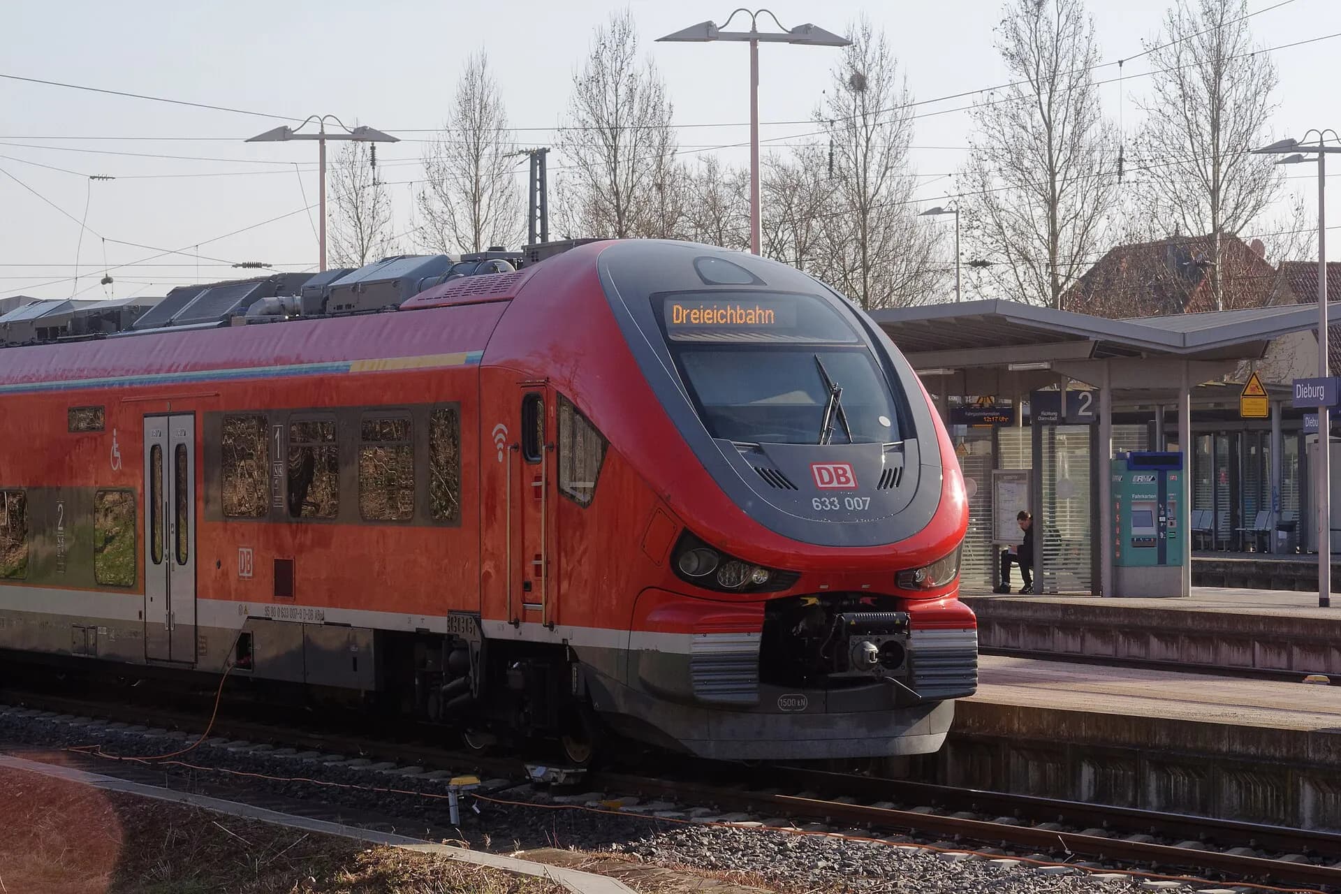 Zug der Dreieichbahn am Bahnsteig in Dieburg