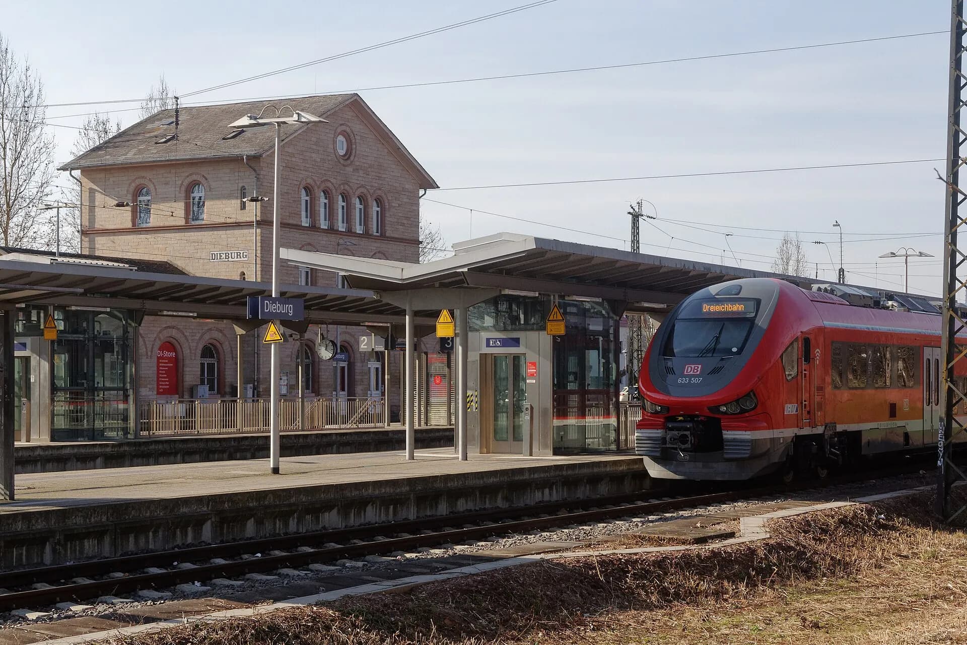 Dreieichbahn von der Gleisseite in Dieburg