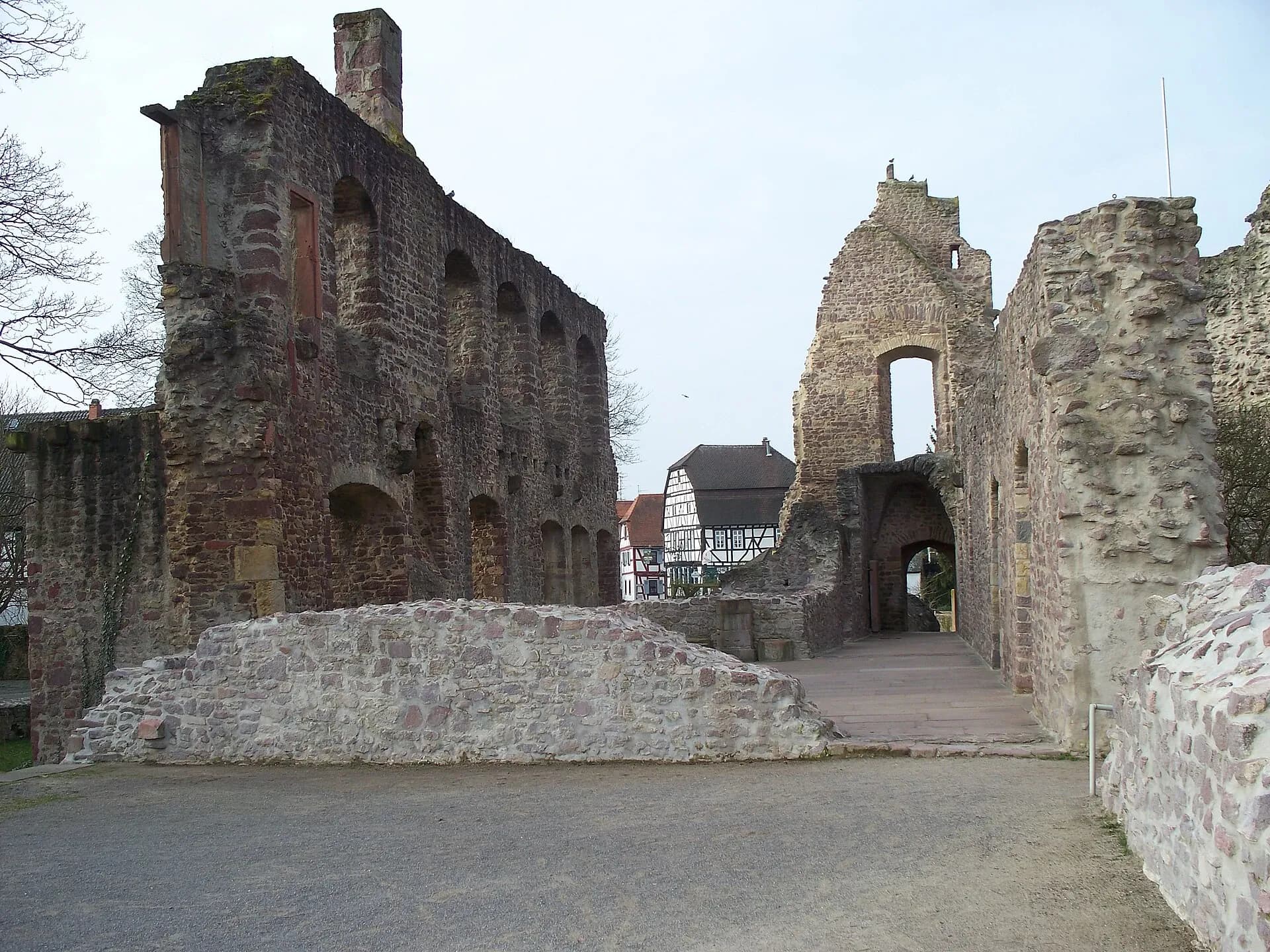 Innenhof der Burgruine in Dreieich-Dreieichenhain