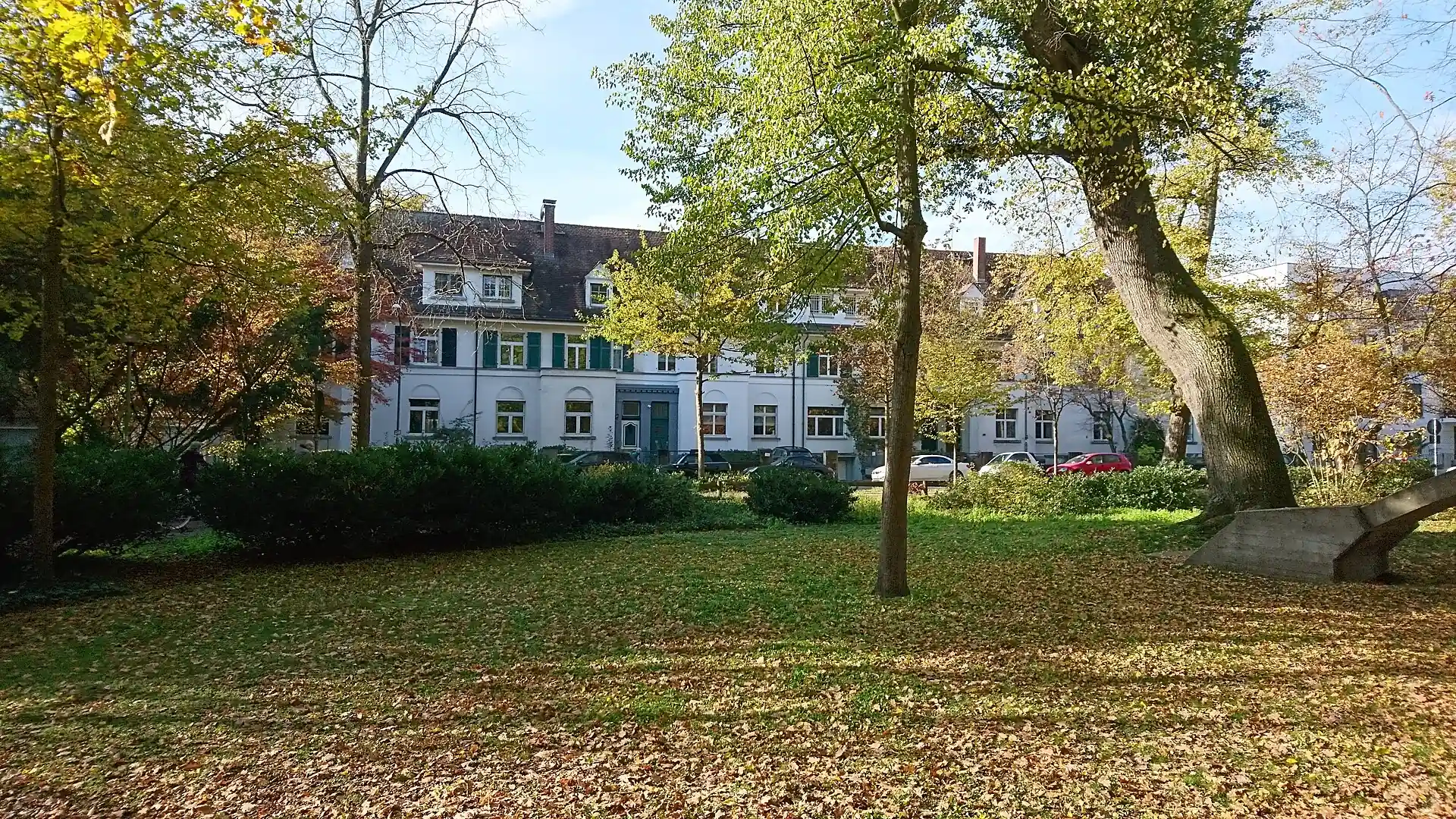 Herbstlaub vor den Wohnhäusern am Dreieichring in Offenbach-Westend