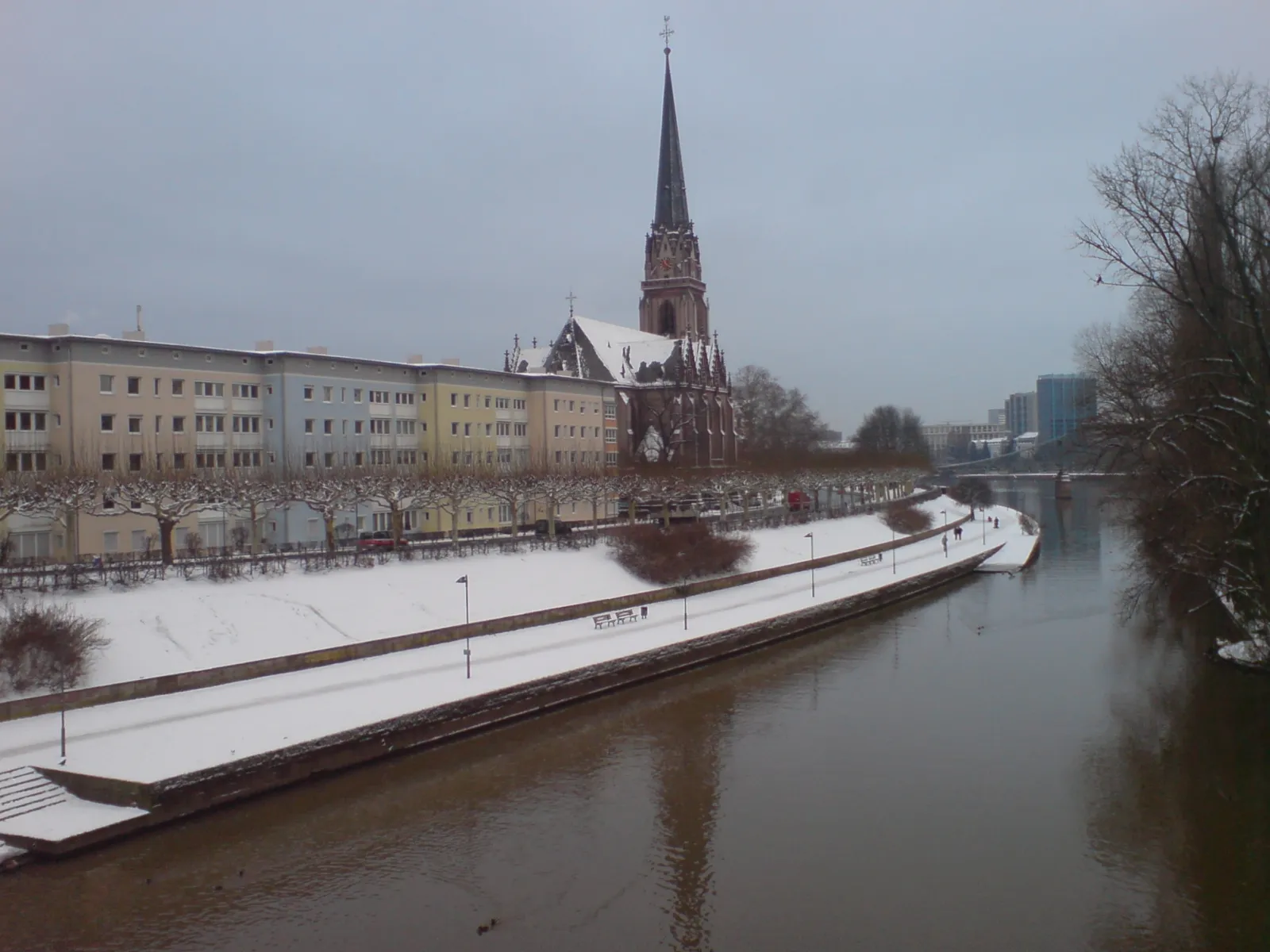 Dreikönigskirche am Sachsenhäuser Mainufer