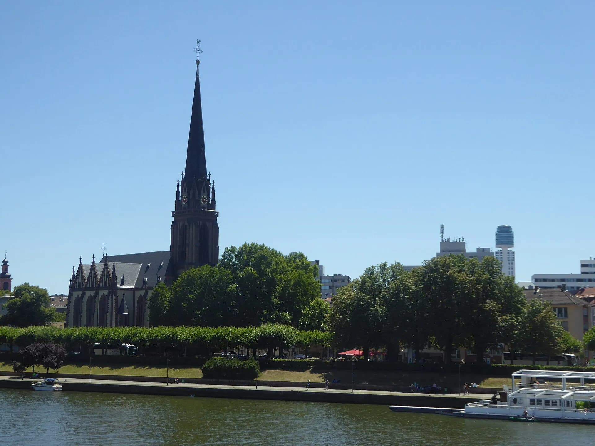 Dreikönigskirche vom Main aus gesehen