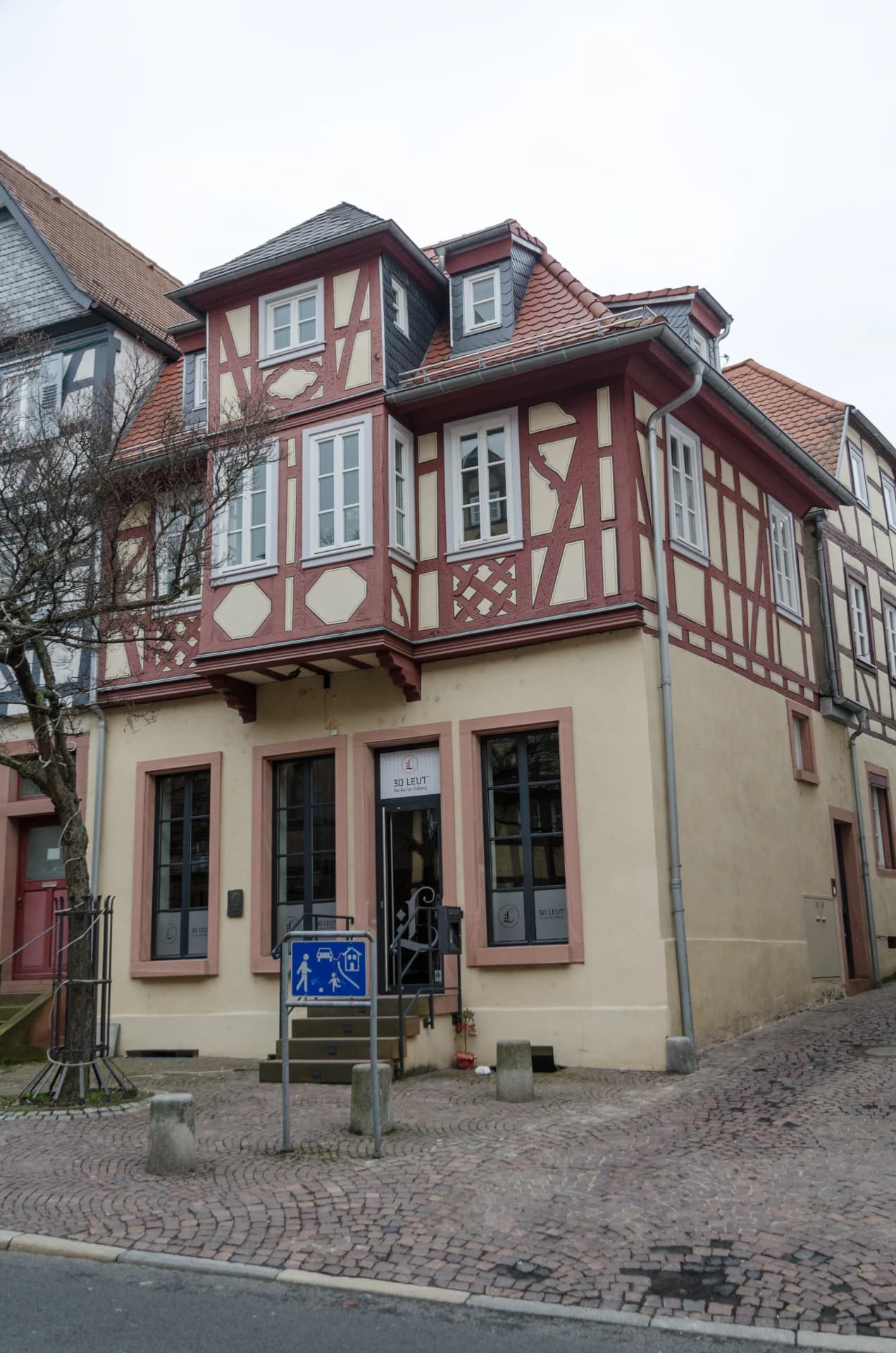Fachwerk-Eckhaus mit Erker in der Dalbergstraße in Aschaffenburg