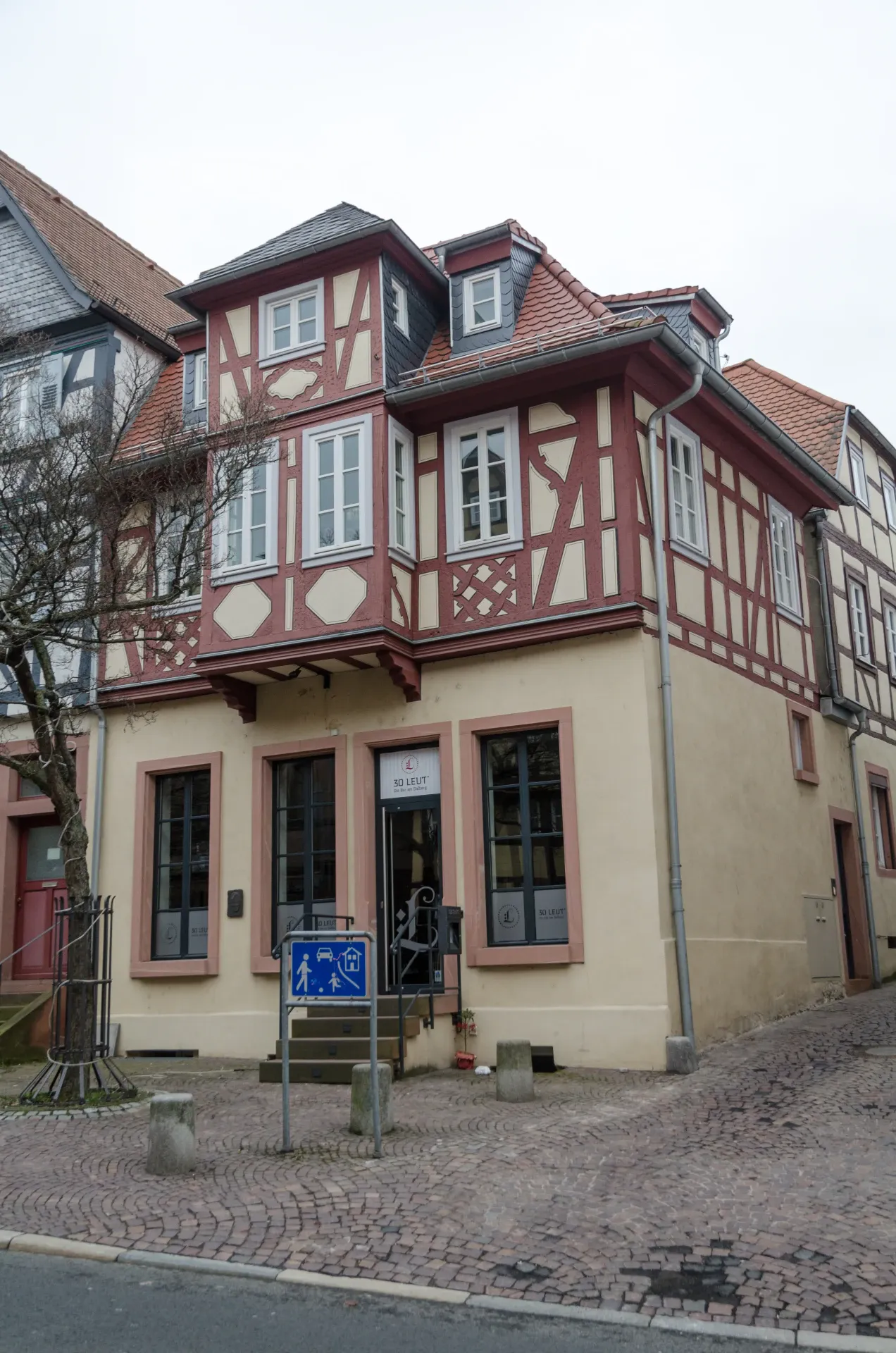 Fachwerk-Eckhaus mit Erker in der Dalbergstraße in Aschaffenburg
