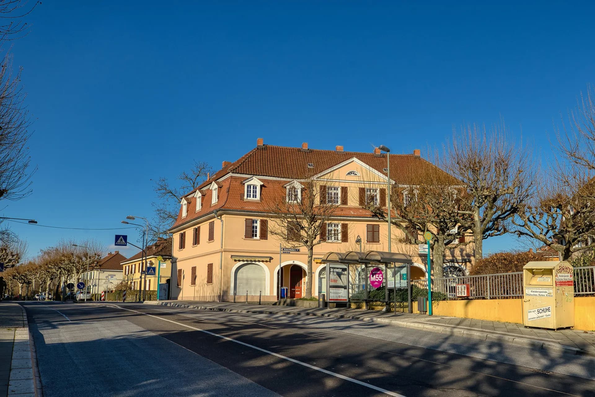 Eckgebäude am Richard-Weidlich-Platz in Frankfurt Sindlingen