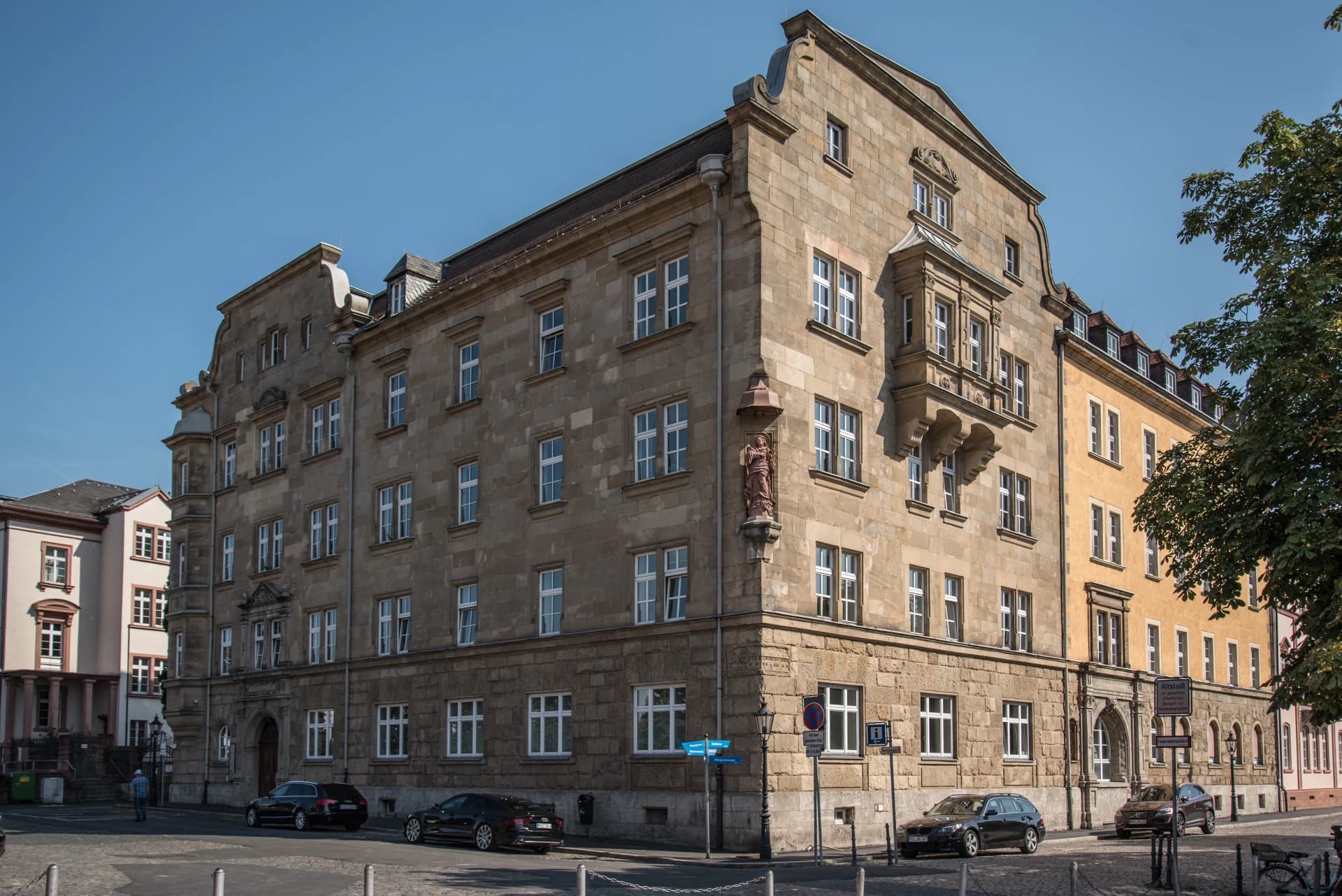 Historisches Eckgebäude am Schloßplatz in Aschaffenburg