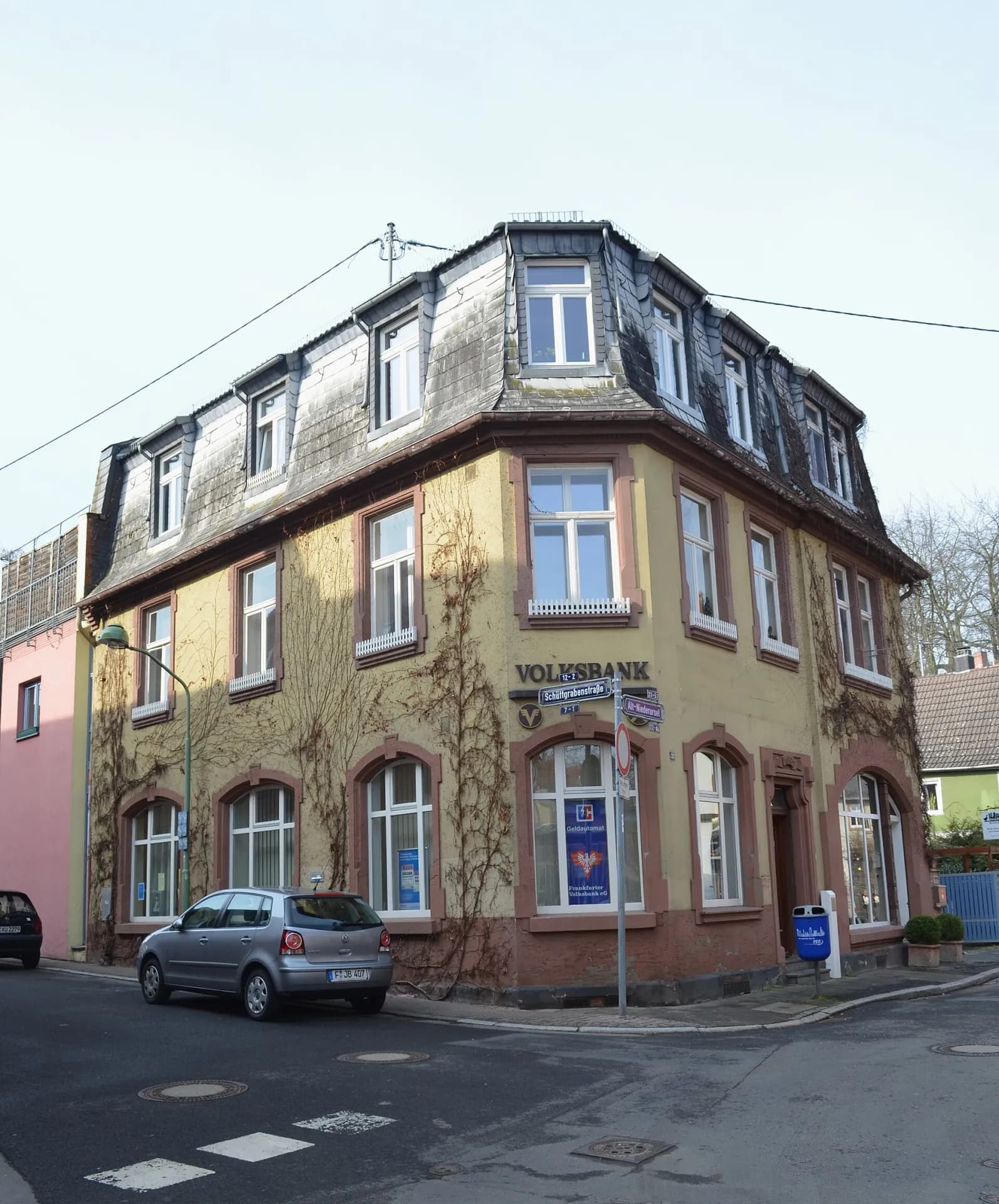 Eckhaus an der Straßengabelung in Alt-Niederursel in Frankfurt Niederursel