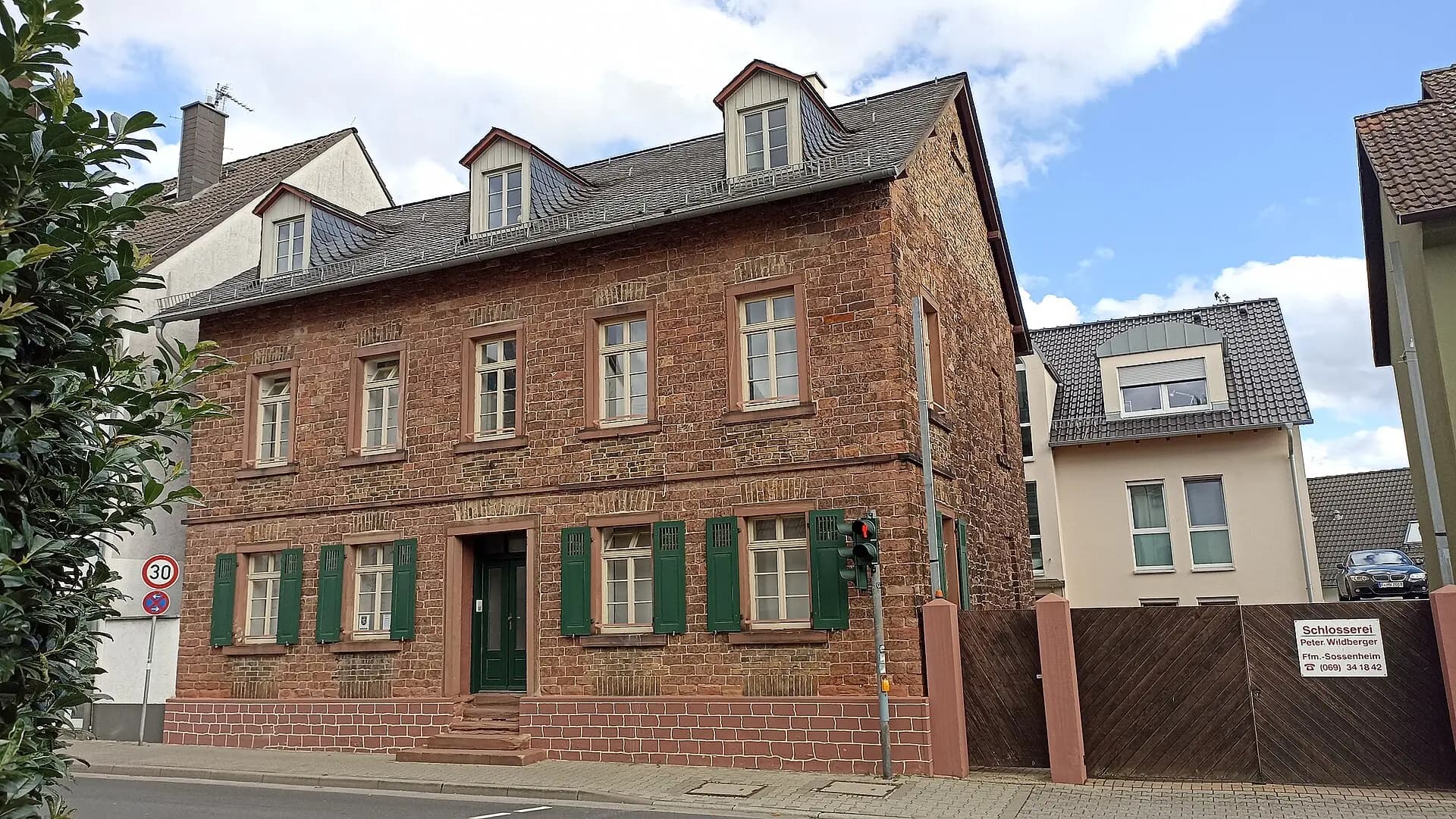 Eckhaus an der Straße Alt-Sossenheim in Frankfurt Sossenheim