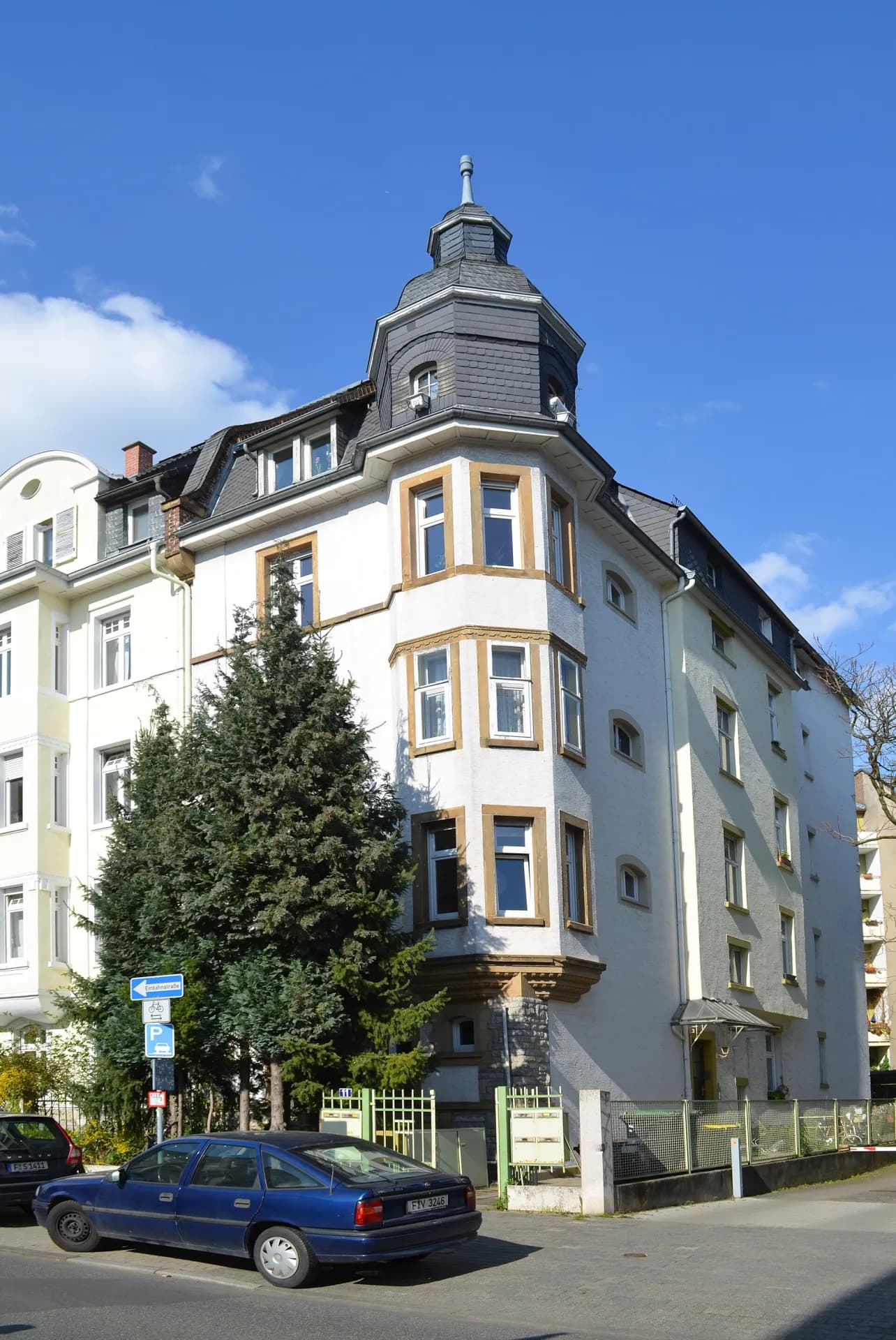 Eckhaus mit Turm in der Dahlmannstraße im Frankfurter Ostend