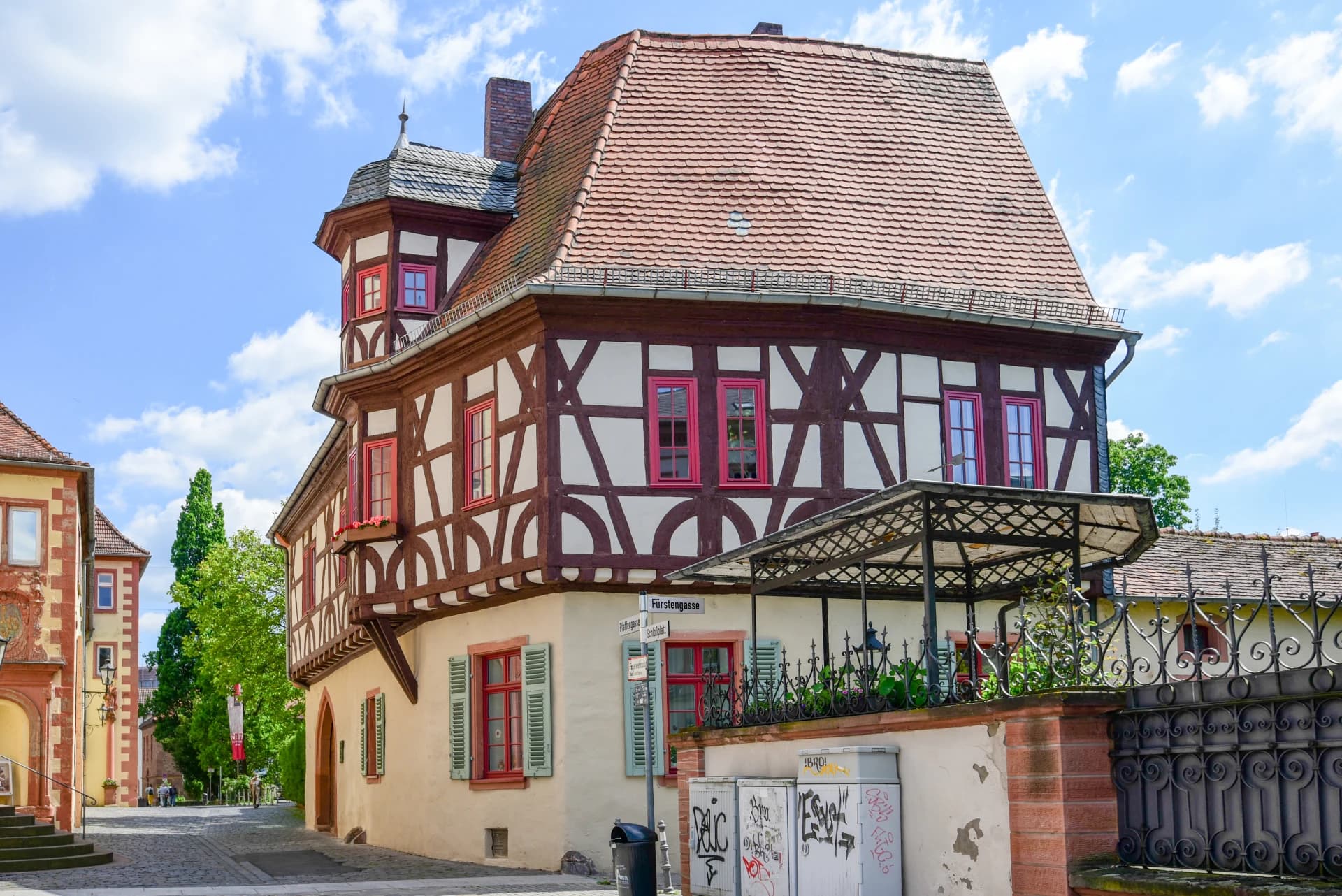 Fachwerk-Eckhaus mit Erker in der Pfaffengasse in Aschaffenburg