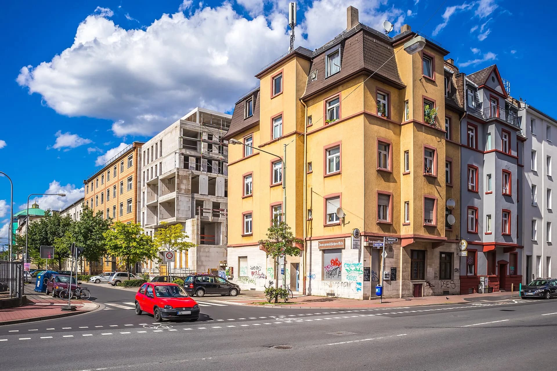 Gelbes Eckhaus an der Gutleutstraße im Frankfurter Gutleutviertel