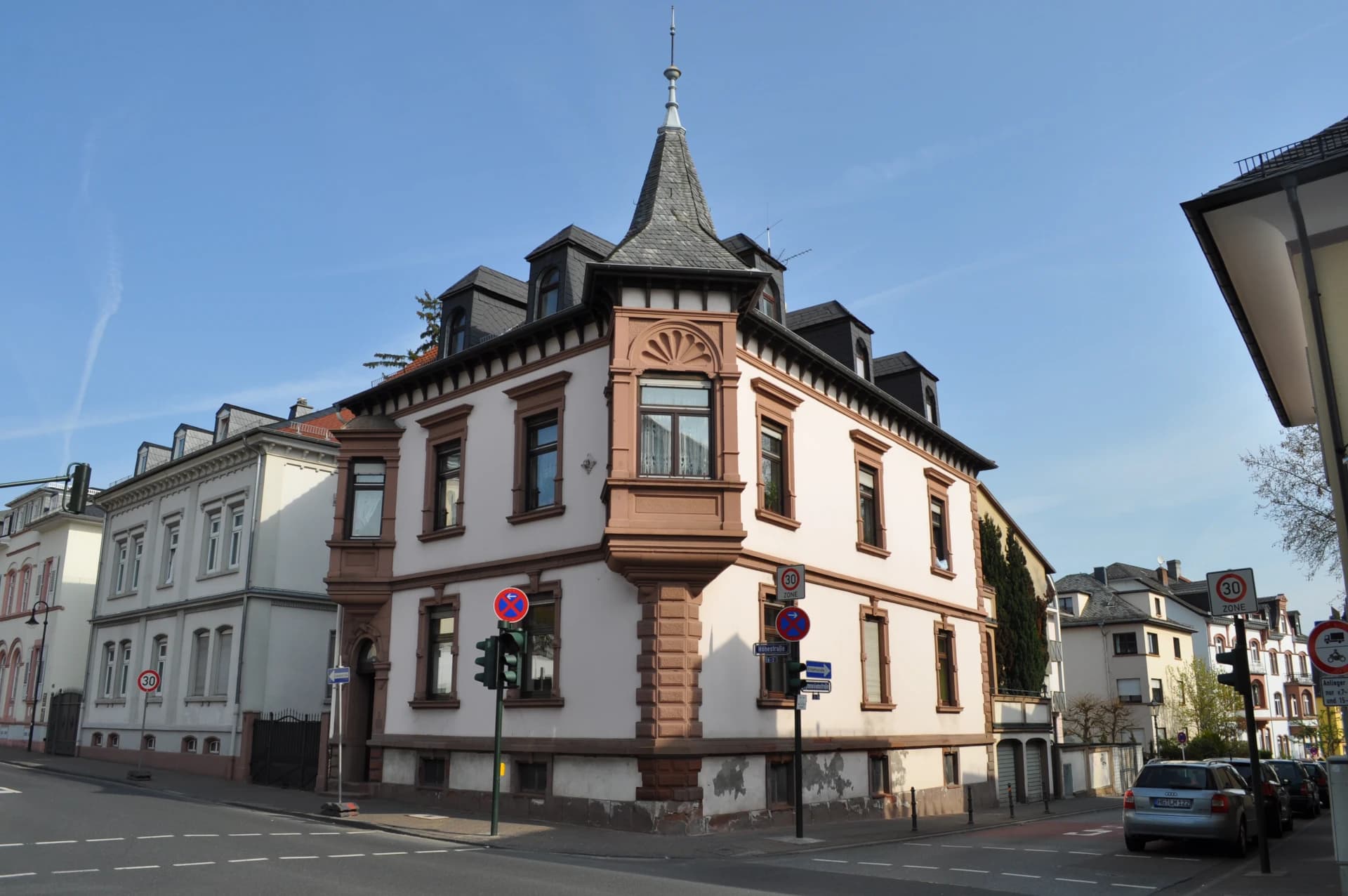 Eckhaus mit Turmhaube in der Höhestraße in Bad Homburg