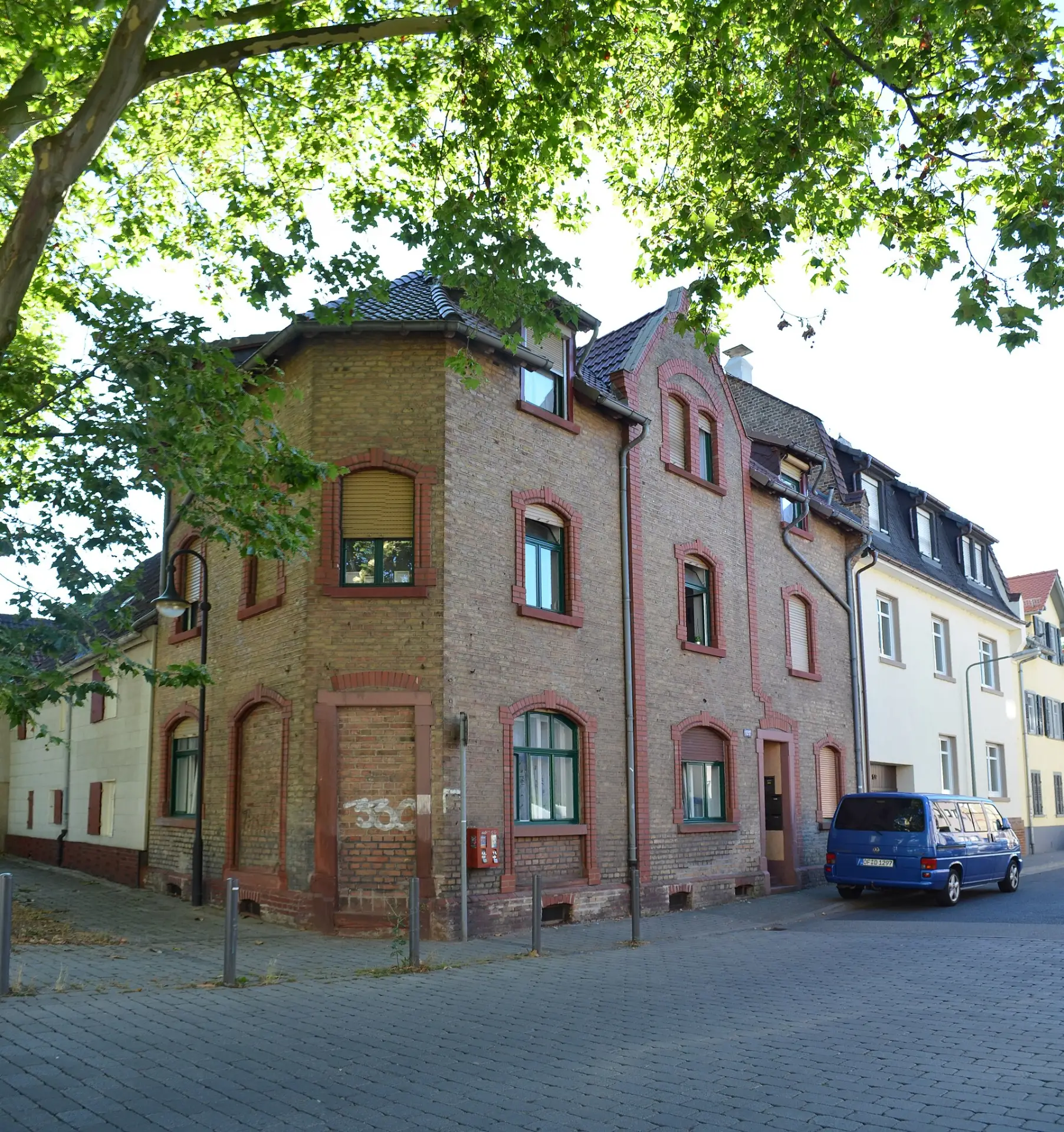 Backsteinernes Eckhaus Liederbacher Straße 127 in Frankfurt-Unterliederbach