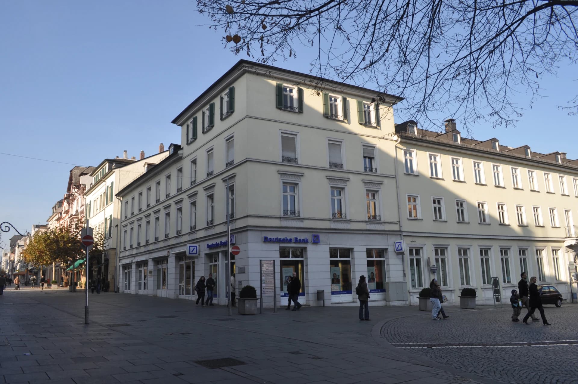 Eckhaus in der Fußgängerzone Louisenstraße in Bad Homburg
