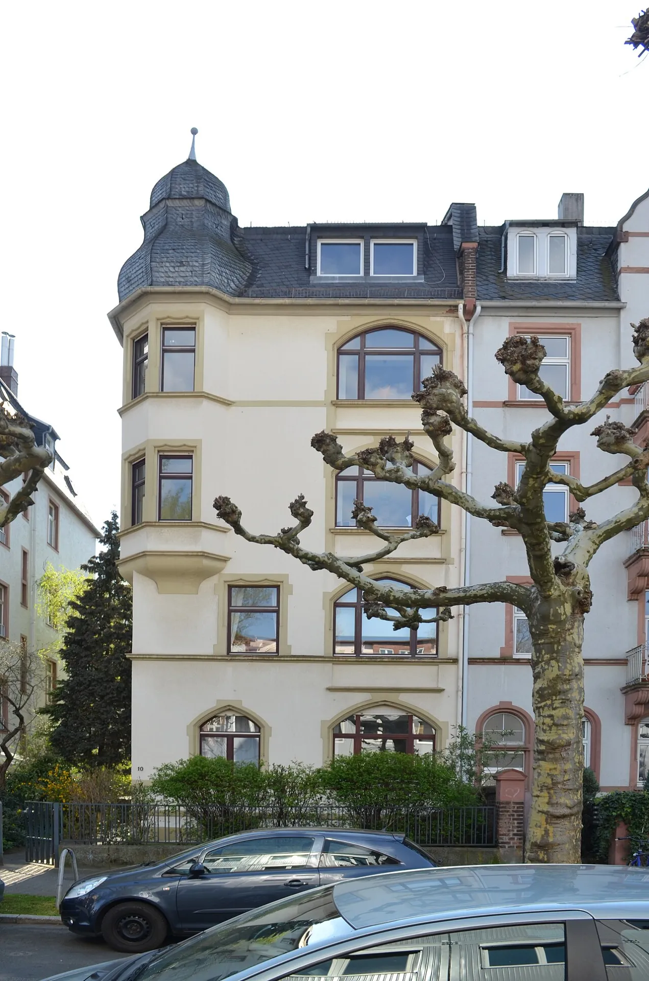 Eckhaus mit Turmhaube an der Luxemburgerallee im Frankfurter Ostend