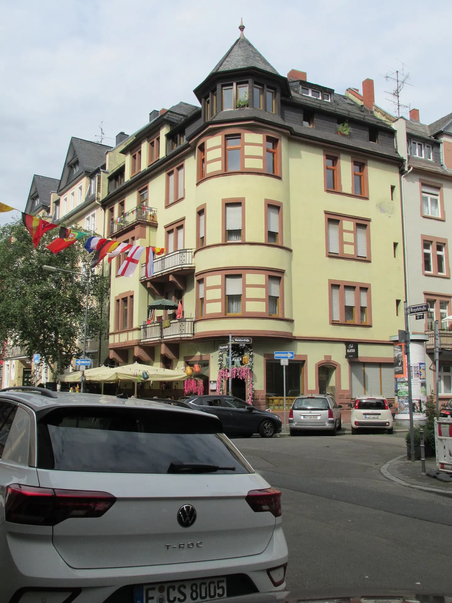Gründerzeitliches Eckhaus mit Turm an der Mainkurstraße in Frankfurt Bornheim